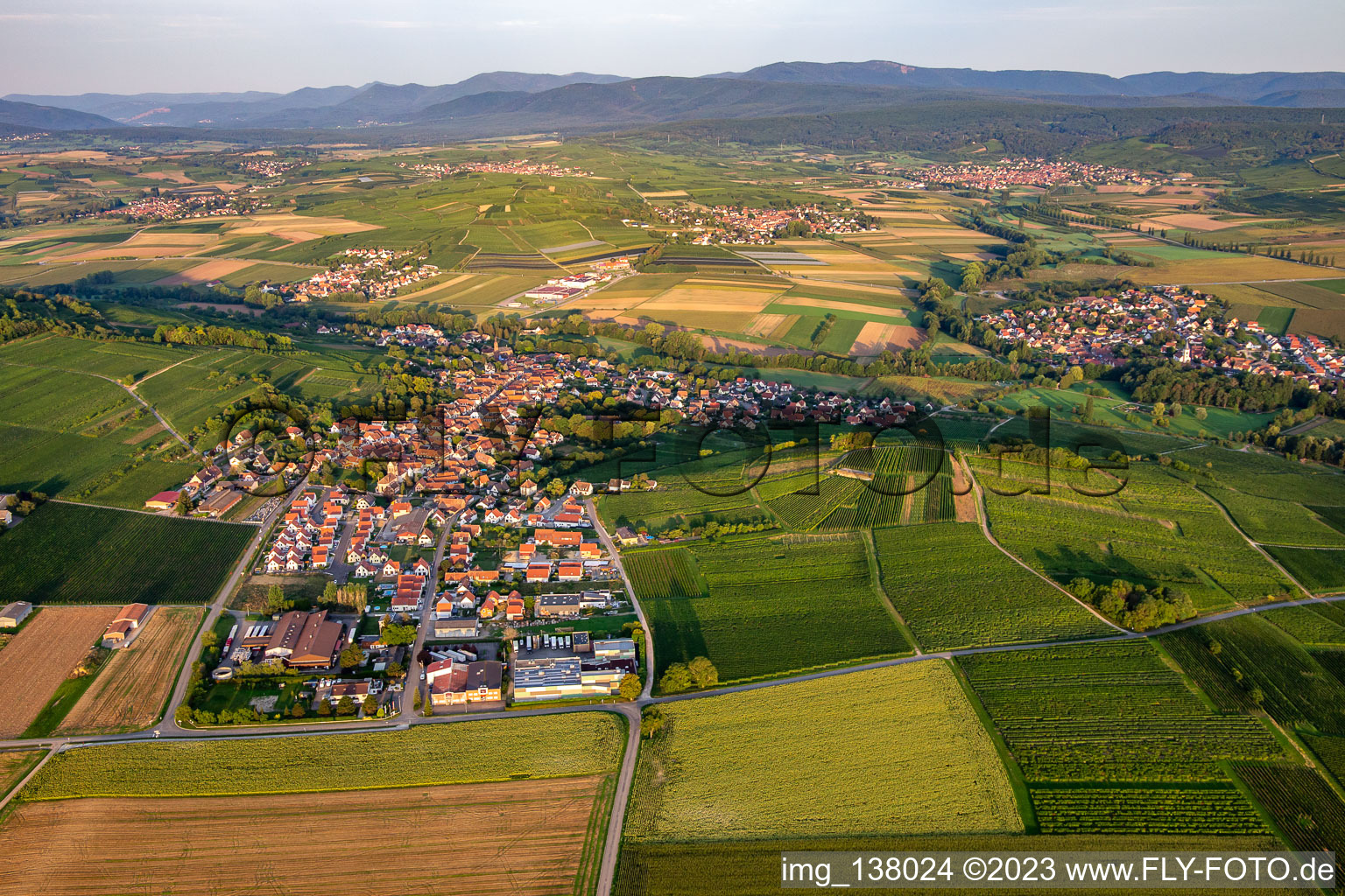 Luftaufnahme von Scharrachbergheim-Irmstett im Bundesland Bas-Rhin, Frankreich