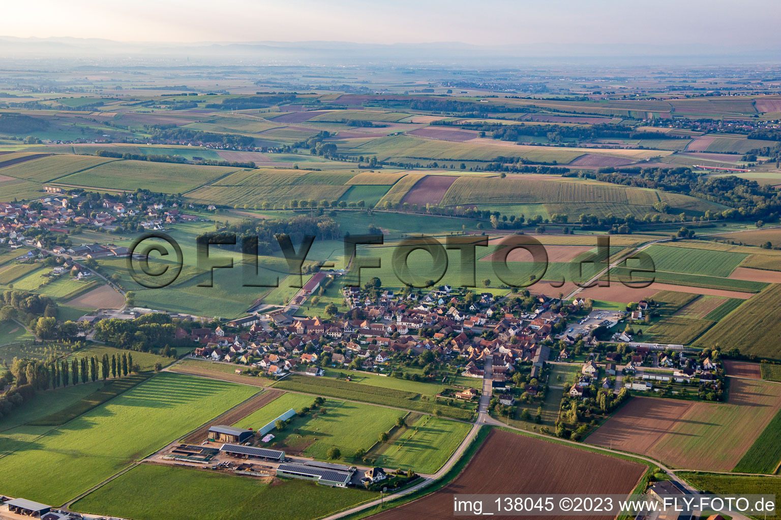 Drohnenbild von Hochfelden im Bundesland Bas-Rhin, Frankreich