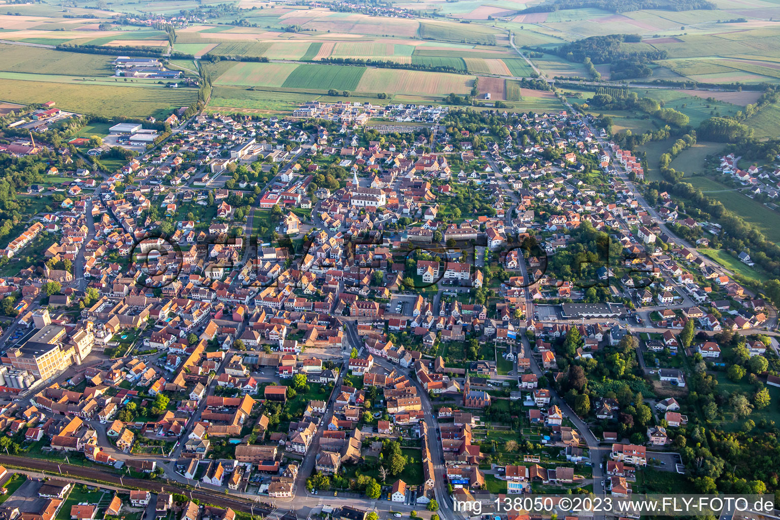 Hochfelden im Bundesland Bas-Rhin, Frankreich aus der Drohnenperspektive