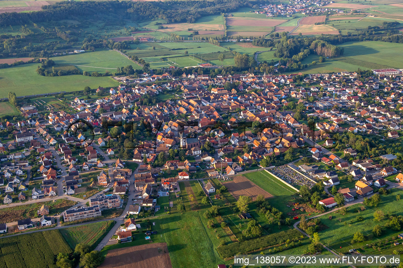 Schwindratzheim im Bundesland Bas-Rhin, Frankreich aus der Drohnenperspektive