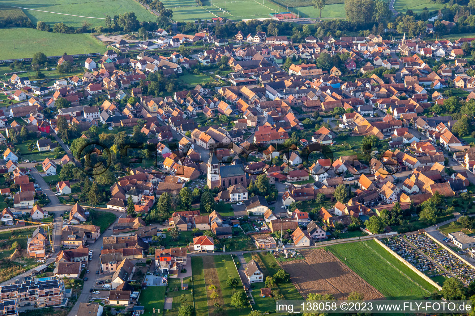 Schwindratzheim im Bundesland Bas-Rhin, Frankreich von einer Drohne aus