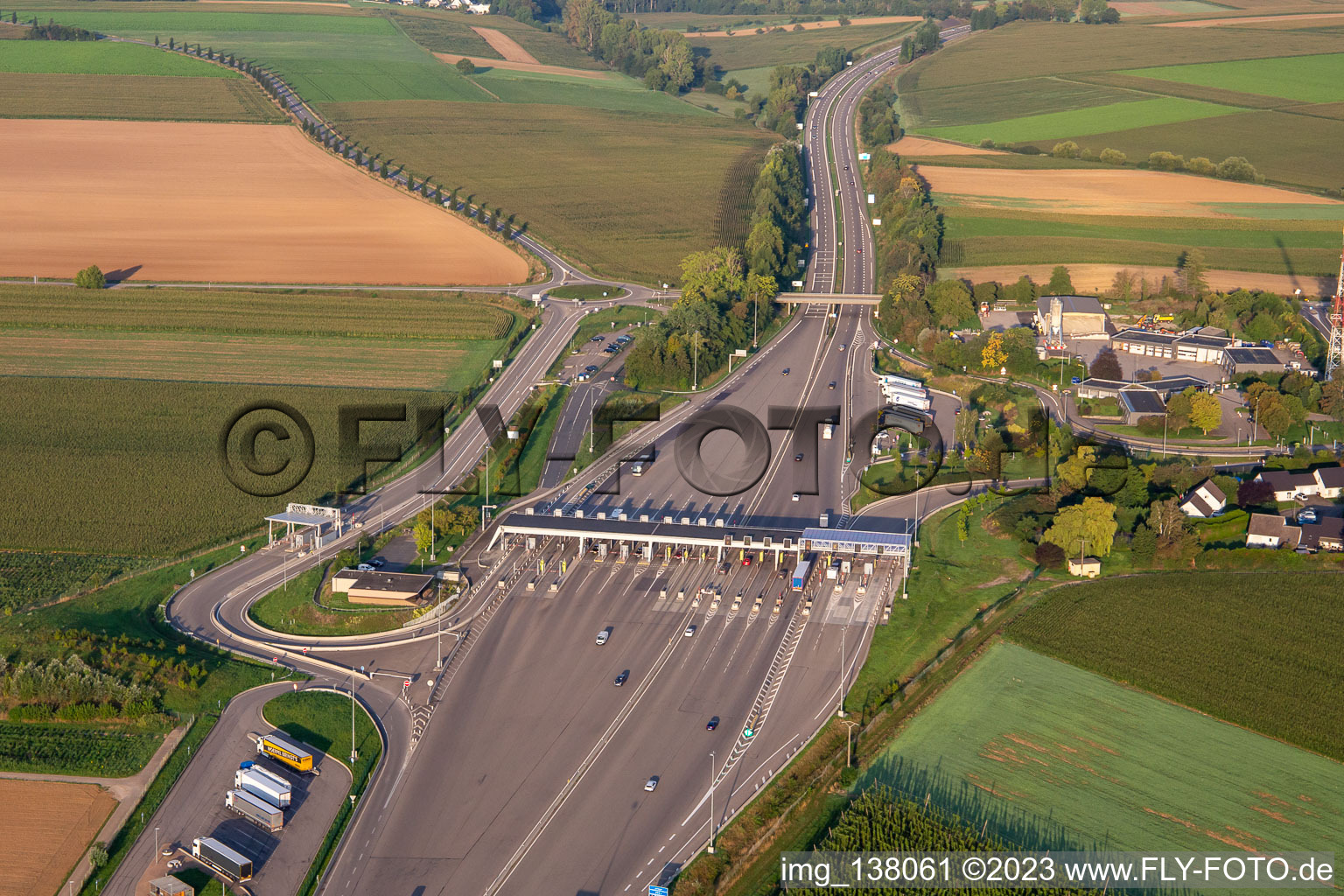 Luftaufnahme von Autobahnmautstelle A4 Hochfelden   Sanef Service in Schwindratzheim im Bundesland Bas-Rhin, Frankreich