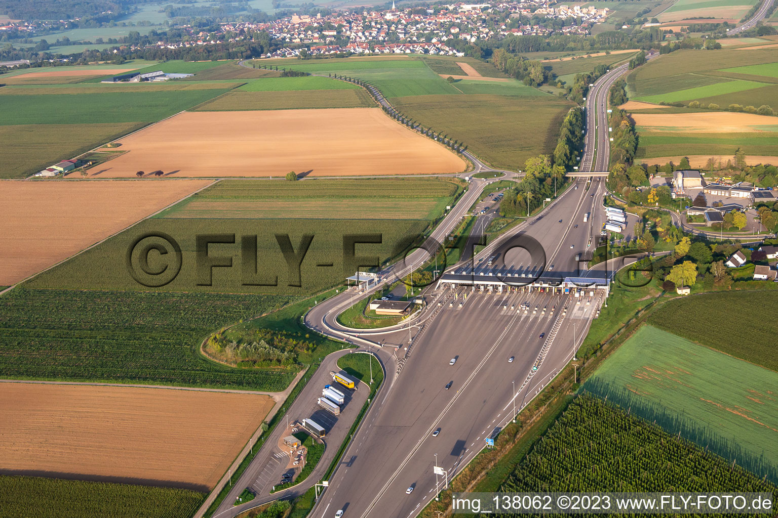 Schrägluftbild von Autobahnmautstelle A4 Hochfelden   Sanef Service in Schwindratzheim im Bundesland Bas-Rhin, Frankreich