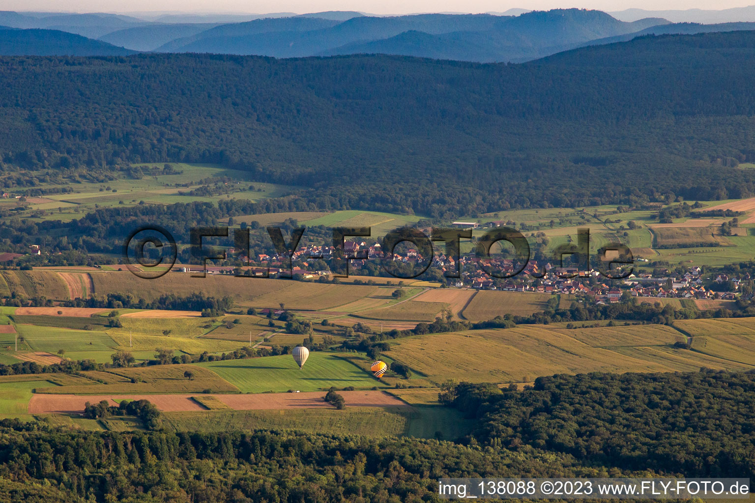 Landung zweier Heissluftballone in Morsbronn-les-Bains im Bundesland Bas-Rhin, Frankreich