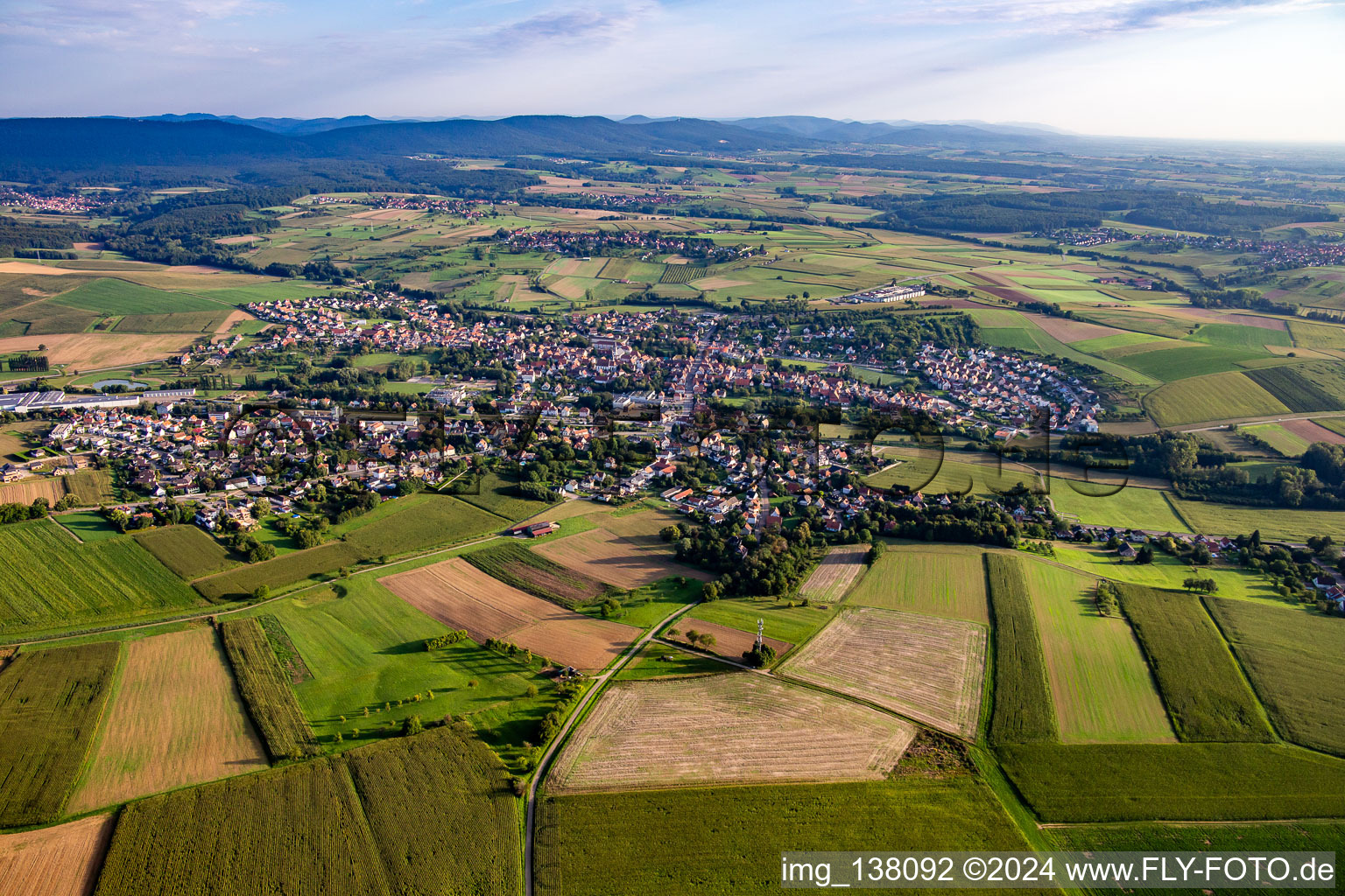 Soultz-sous-Forêts von Südosten im Bundesland Bas-Rhin, Frankreich