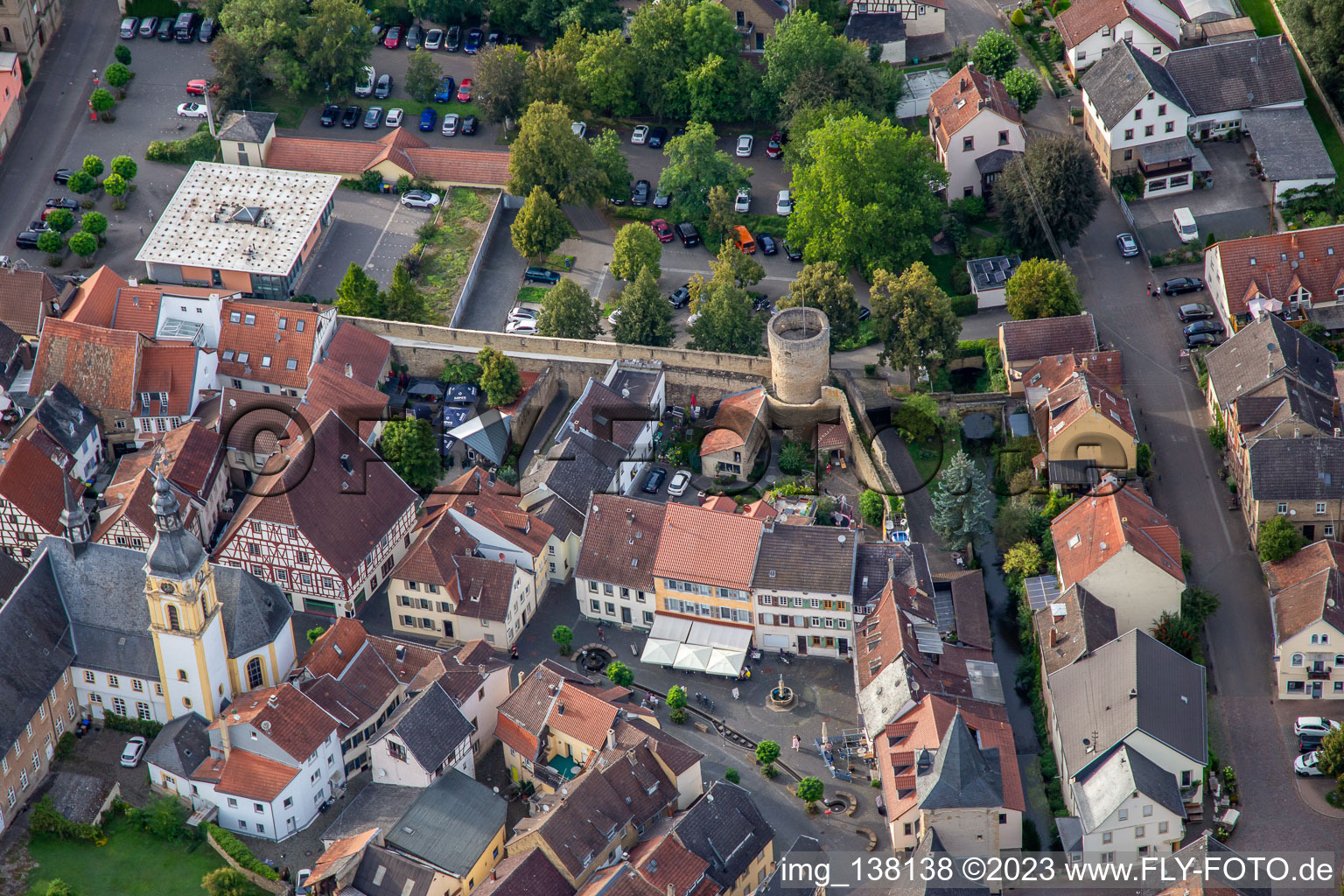 Rapportierplatz an der alten Stadtmauer mit  Schuldturm und Bürgerturm in Meisenheim im Bundesland Rheinland-Pfalz, Deutschland