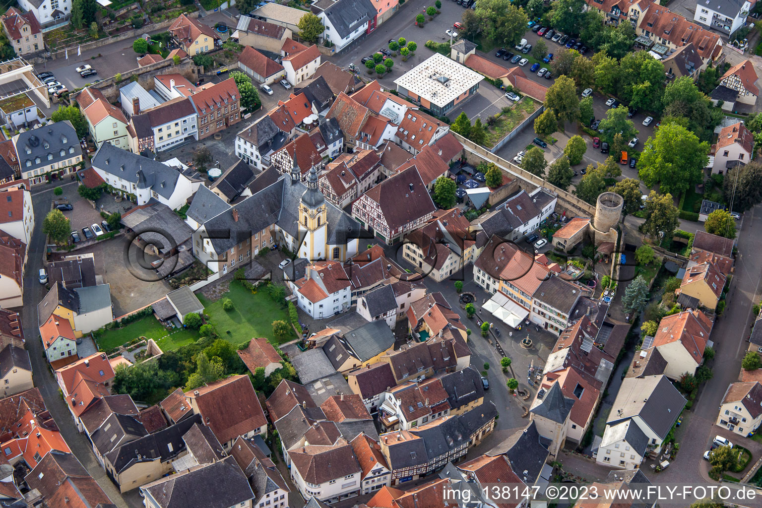 Luftbild von Katholische Pfarrkirche St. Antonius am Klenkertor in Meisenheim im Bundesland Rheinland-Pfalz, Deutschland