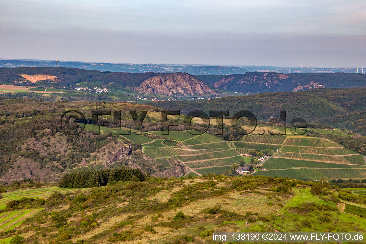 Blick vom Hermannsberg bis zum Rotenfels in Schloßböckelheim im Bundesland Rheinland-Pfalz, Deutschland