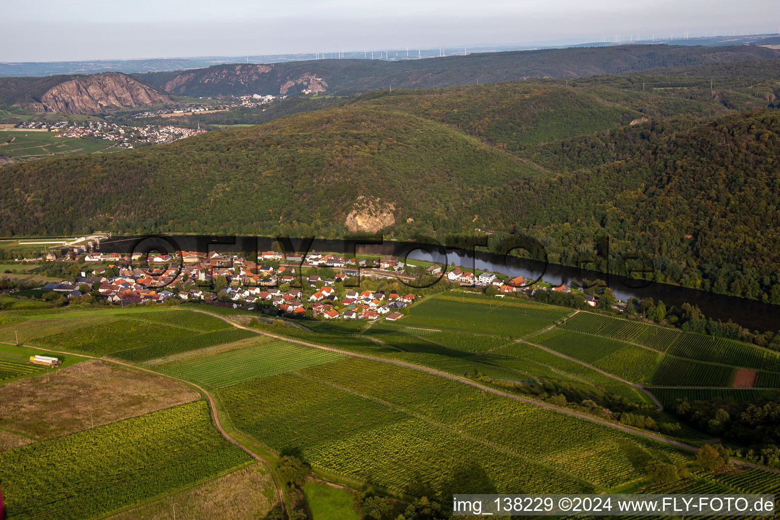 Niederhausen von Westen im Bundesland Rheinland-Pfalz, Deutschland