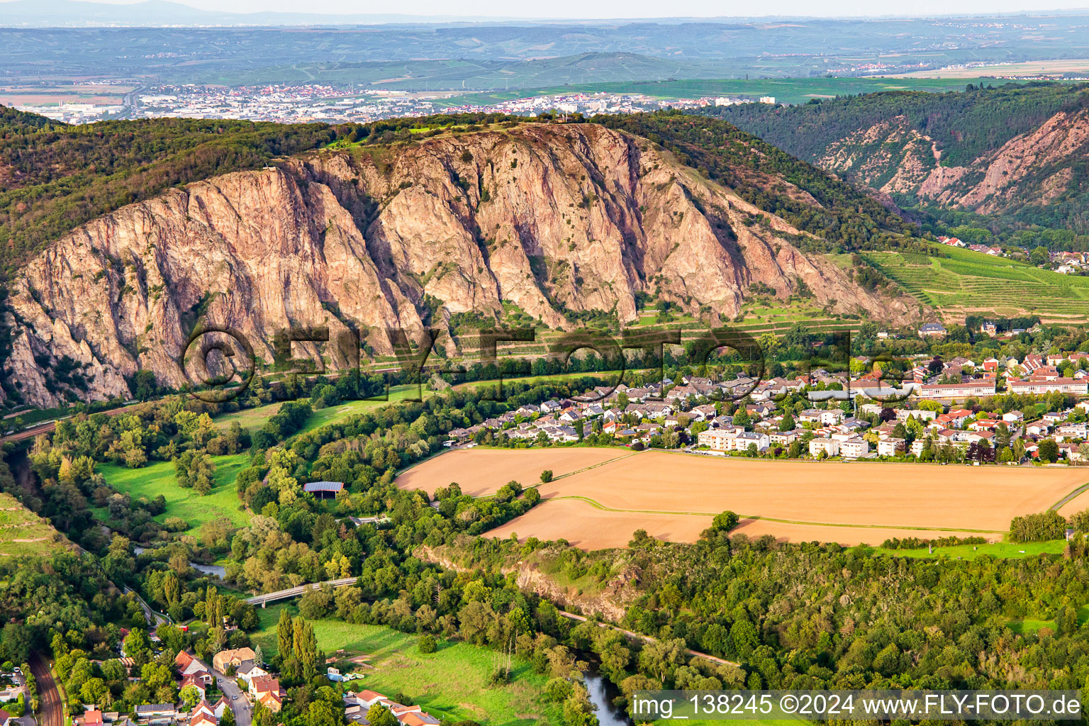 Der Rotenfels "höchste Steilwand zwischen Norwegen und den Alpen" in Traisen im Bundesland Rheinland-Pfalz, Deutschland