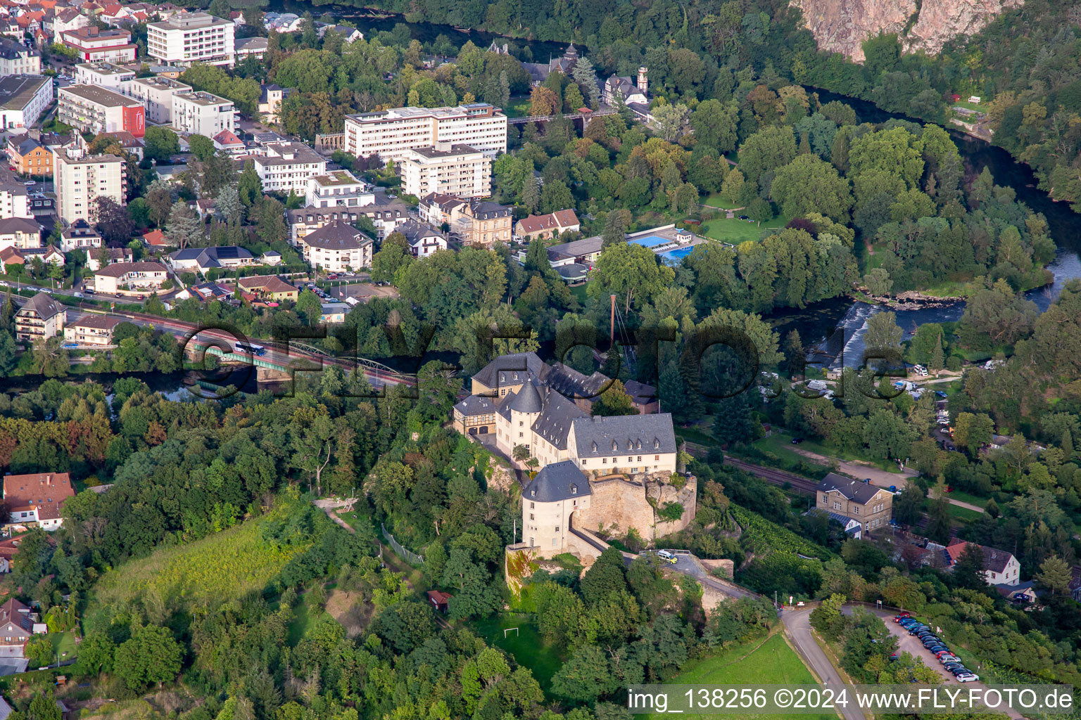 Luftbild von Schloß Ebernburg / Evangelische Familienferien- und Bildungsstätte Ebernburg in Bad Kreuznach im Bundesland Rheinland-Pfalz, Deutschland