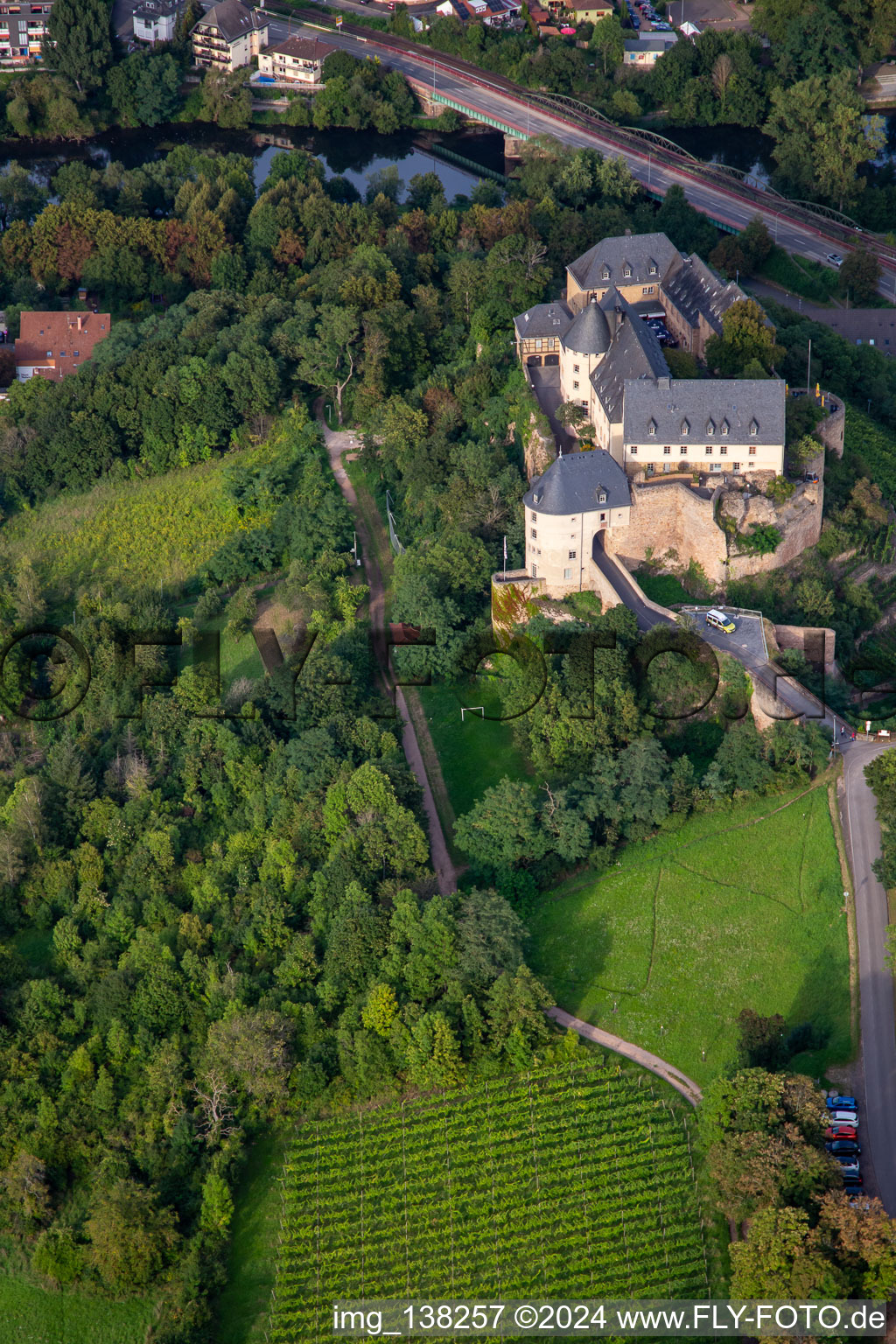 Luftaufnahme von Schloß Ebernburg / Evangelische Familienferien- und Bildungsstätte Ebernburg in Bad Kreuznach im Bundesland Rheinland-Pfalz, Deutschland