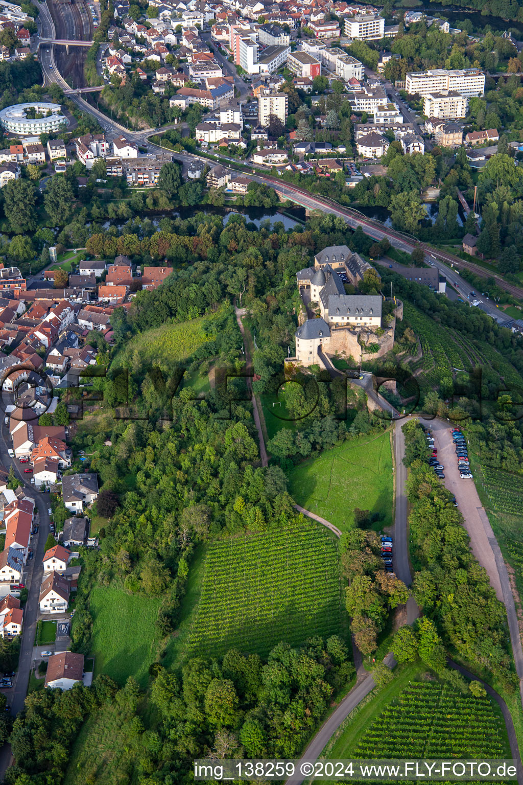 Schrägluftbild von Schloß Ebernburg / Evangelische Familienferien- und Bildungsstätte Ebernburg in Bad Kreuznach im Bundesland Rheinland-Pfalz, Deutschland