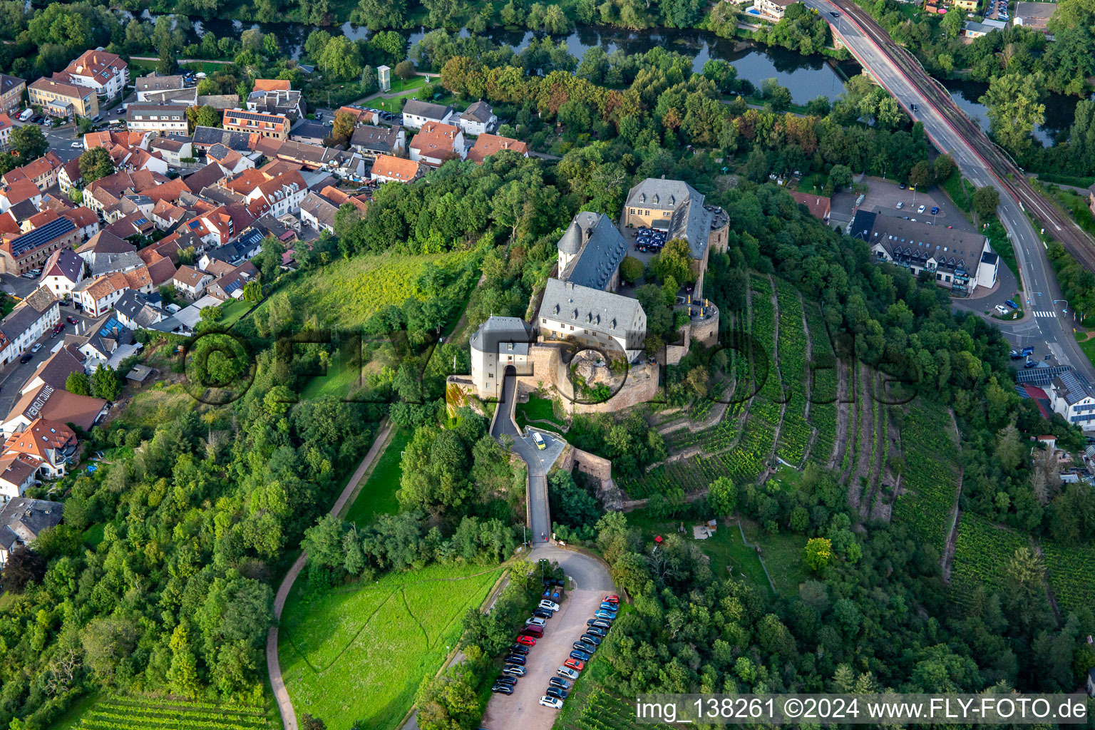 Schloß Ebernburg / Evangelische Familienferien- und Bildungsstätte Ebernburg in Bad Kreuznach im Bundesland Rheinland-Pfalz, Deutschland von oben