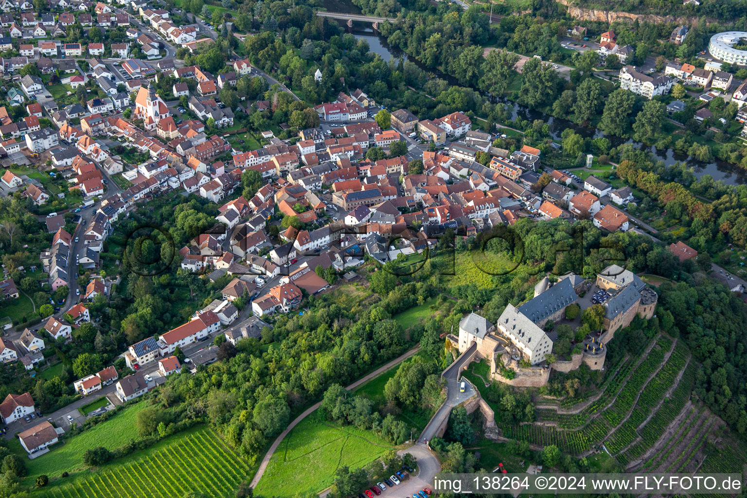 Schloß Ebernburg / Evangelische Familienferien- und Bildungsstätte Ebernburg in Bad Kreuznach im Bundesland Rheinland-Pfalz, Deutschland von oben gesehen