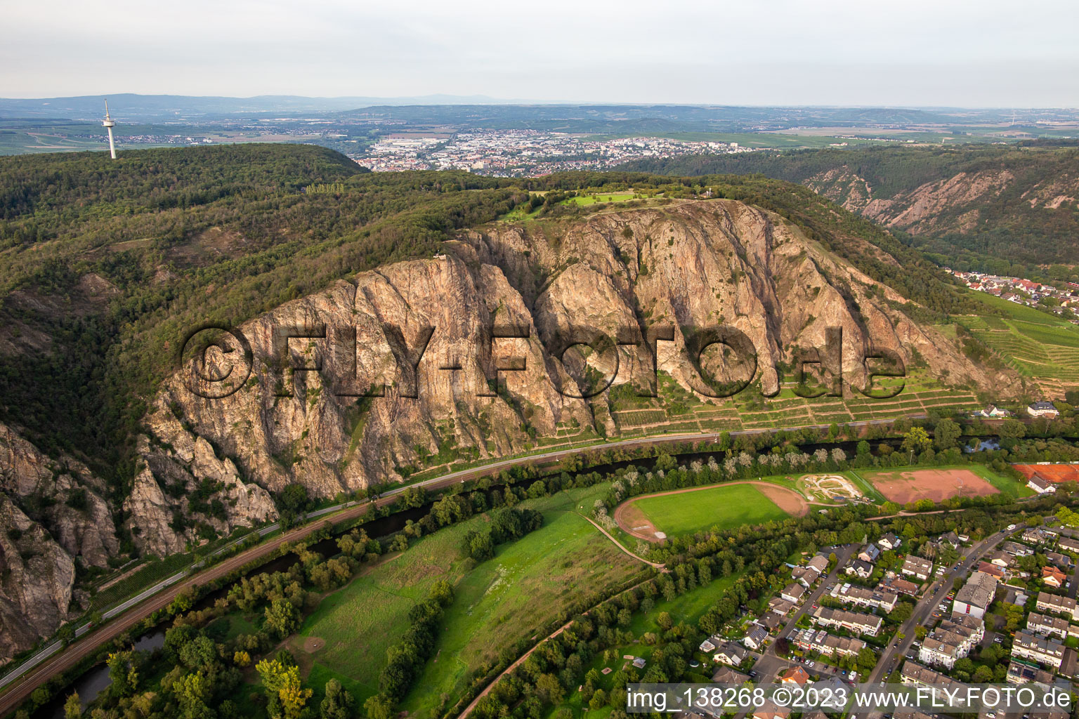 Luftbild von Der Rotenfels "höchste Steilwand zwischen Norwegen und den Alpen" in Traisen im Bundesland Rheinland-Pfalz, Deutschland