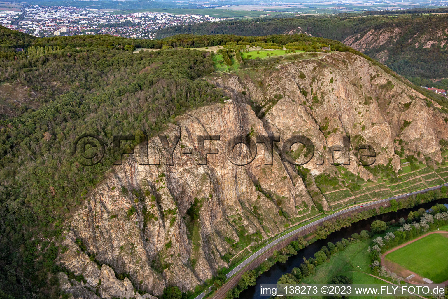 Der Rotenfels "höchste Steilwand zwischen Norwegen und den Alpen" in Traisen im Bundesland Rheinland-Pfalz, Deutschland von oben