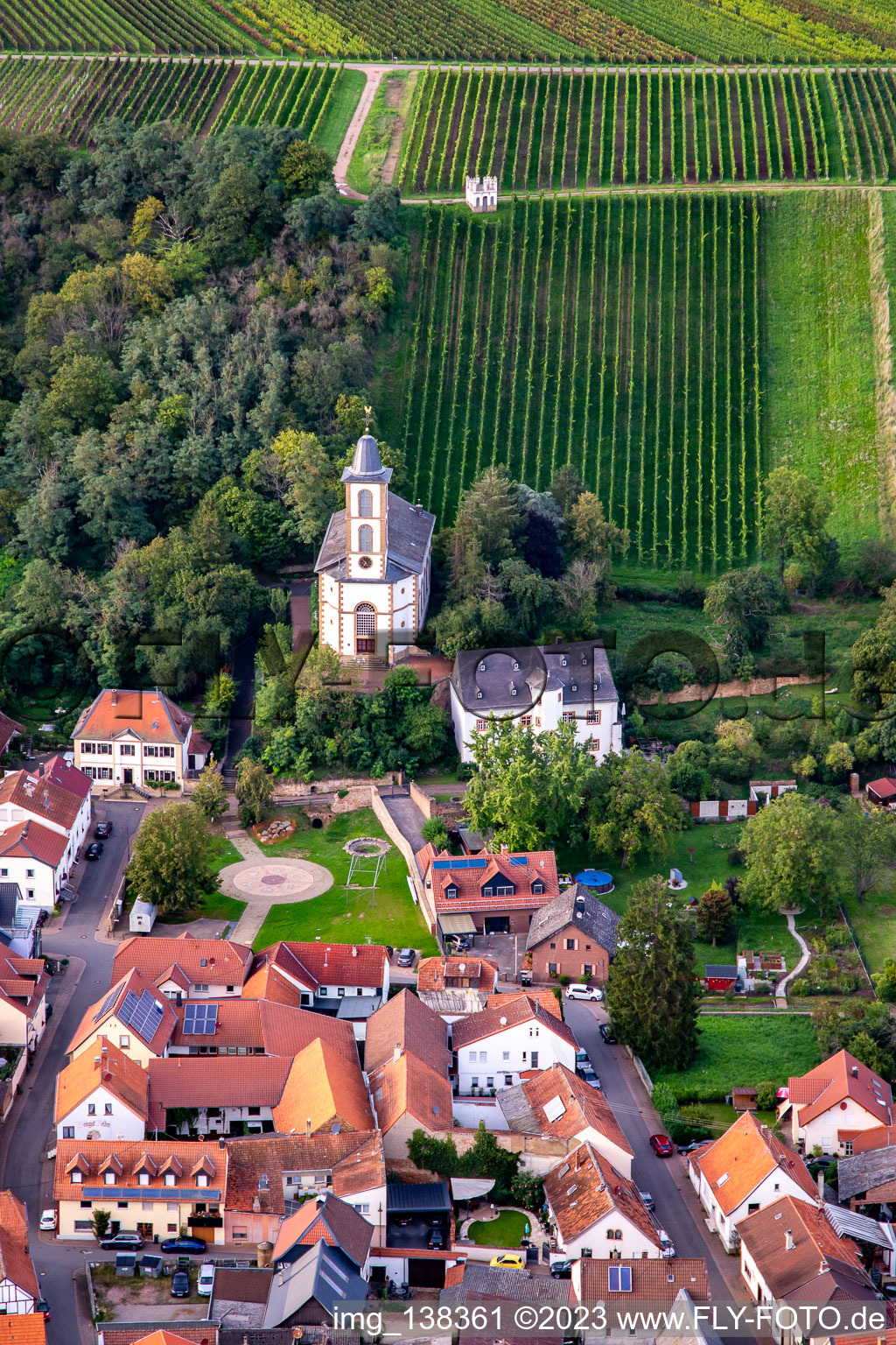 Luftbild von Koppensteiner Schloß Mandel unter dem  Wingertshäuschen Mandel im Bundesland Rheinland-Pfalz, Deutschland