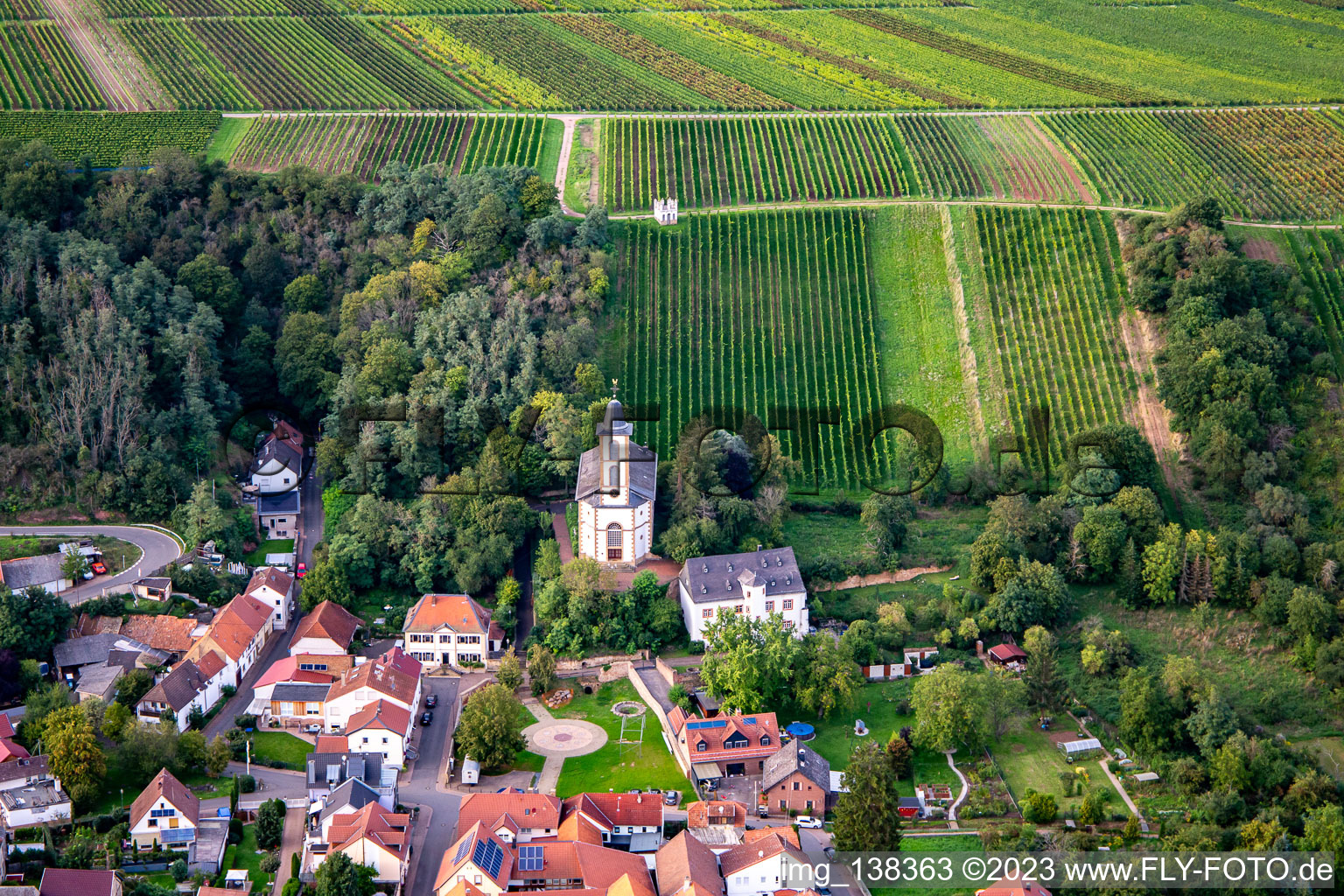 Luftaufnahme von Koppensteiner Schloß Mandel unter dem  Wingertshäuschen Mandel im Bundesland Rheinland-Pfalz, Deutschland