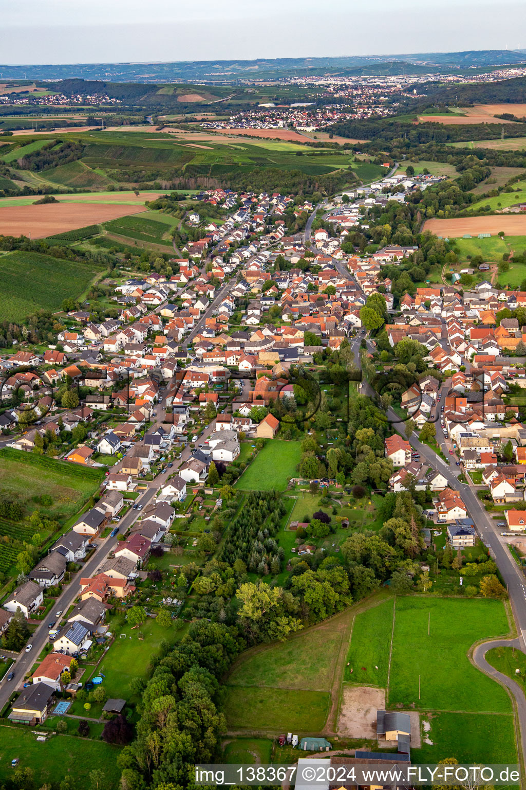 Von Westen in Weinsheim im Bundesland Rheinland-Pfalz, Deutschland