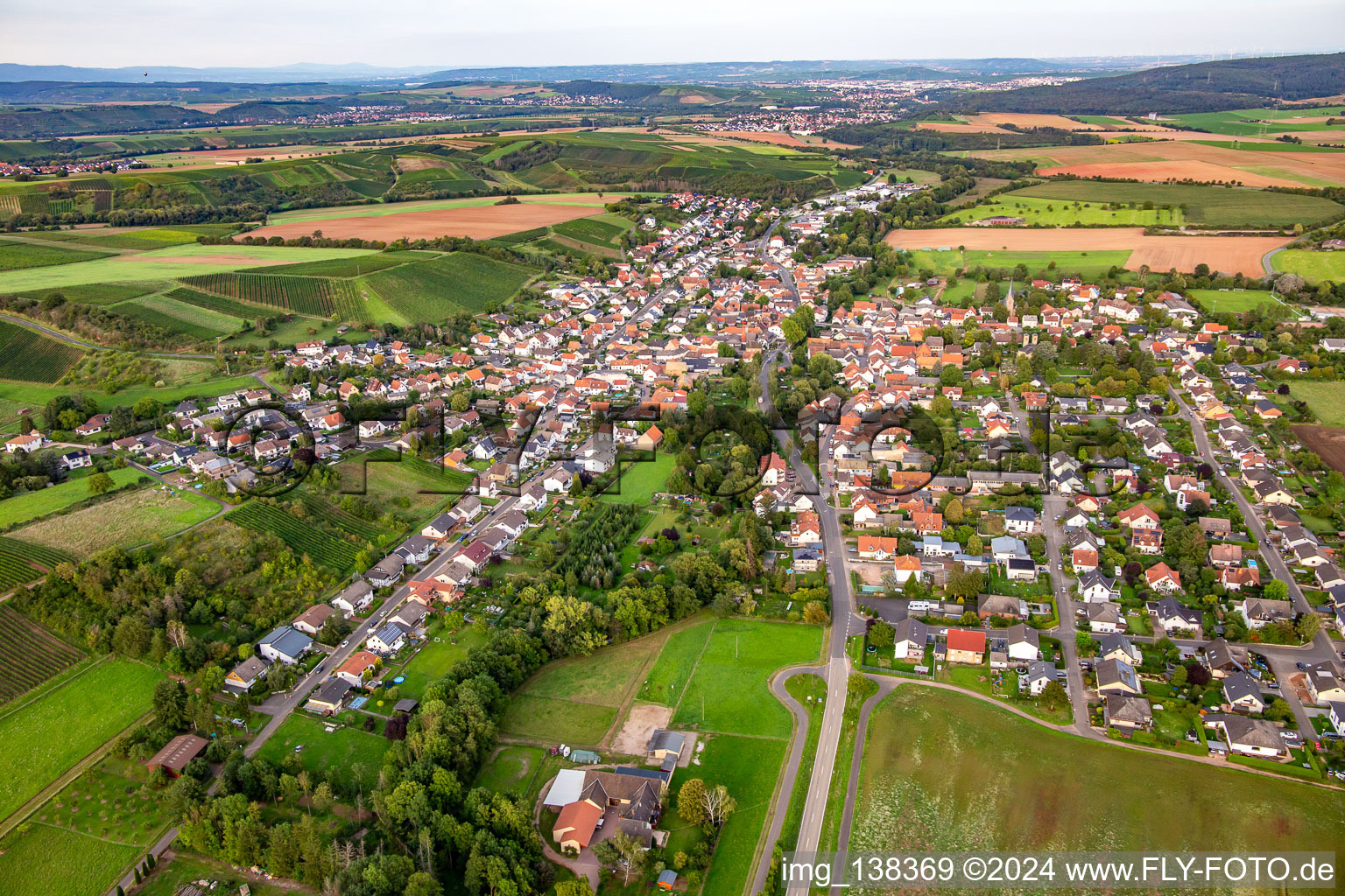 Luftbild von Weinsheim von Westen im Bundesland Rheinland-Pfalz, Deutschland