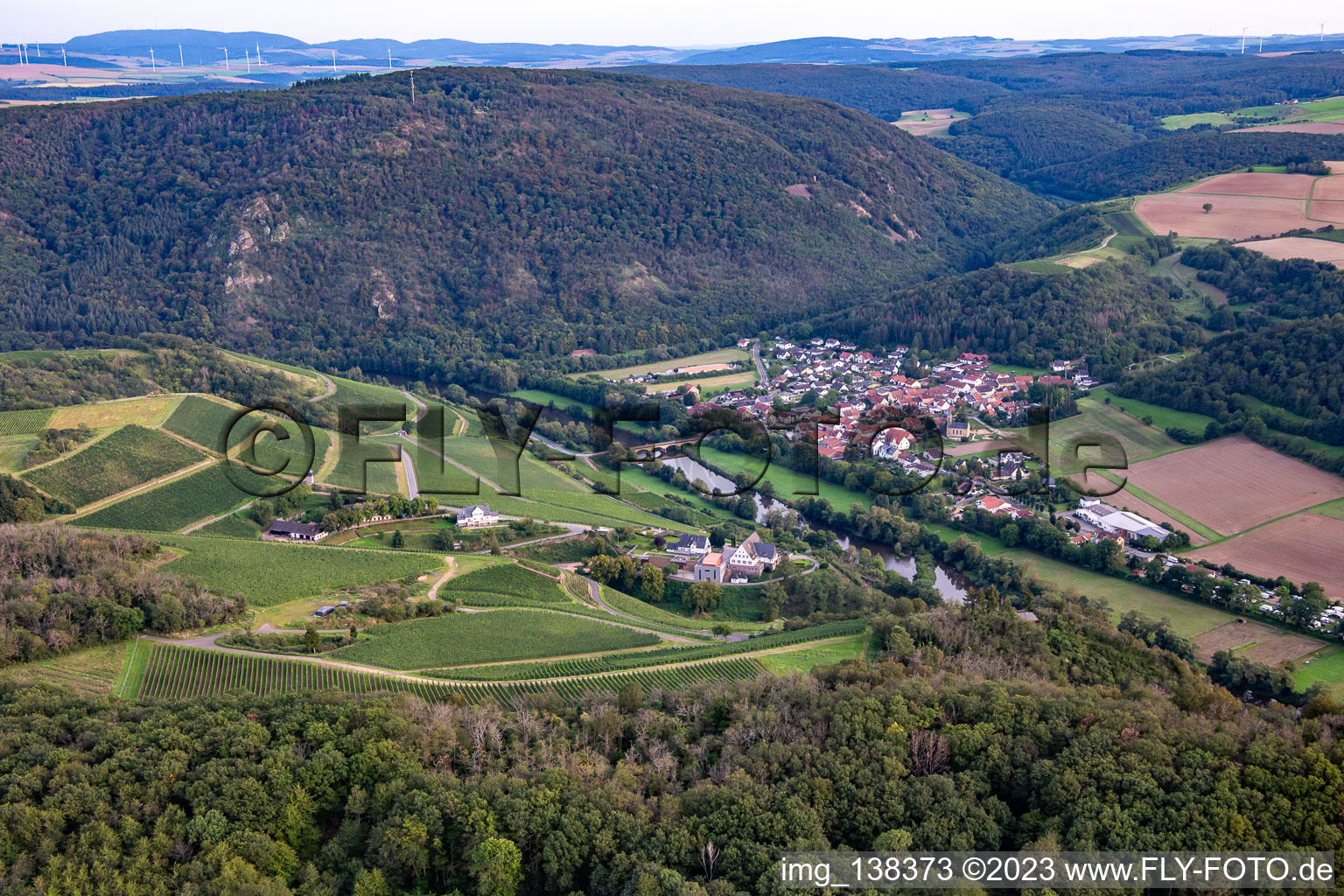 Luftaufnahme von Hotel Gut Hermannsberg und Gutsverwaltung Niederhausen Schlossböckelheim im Bundesland Rheinland-Pfalz, Deutschland