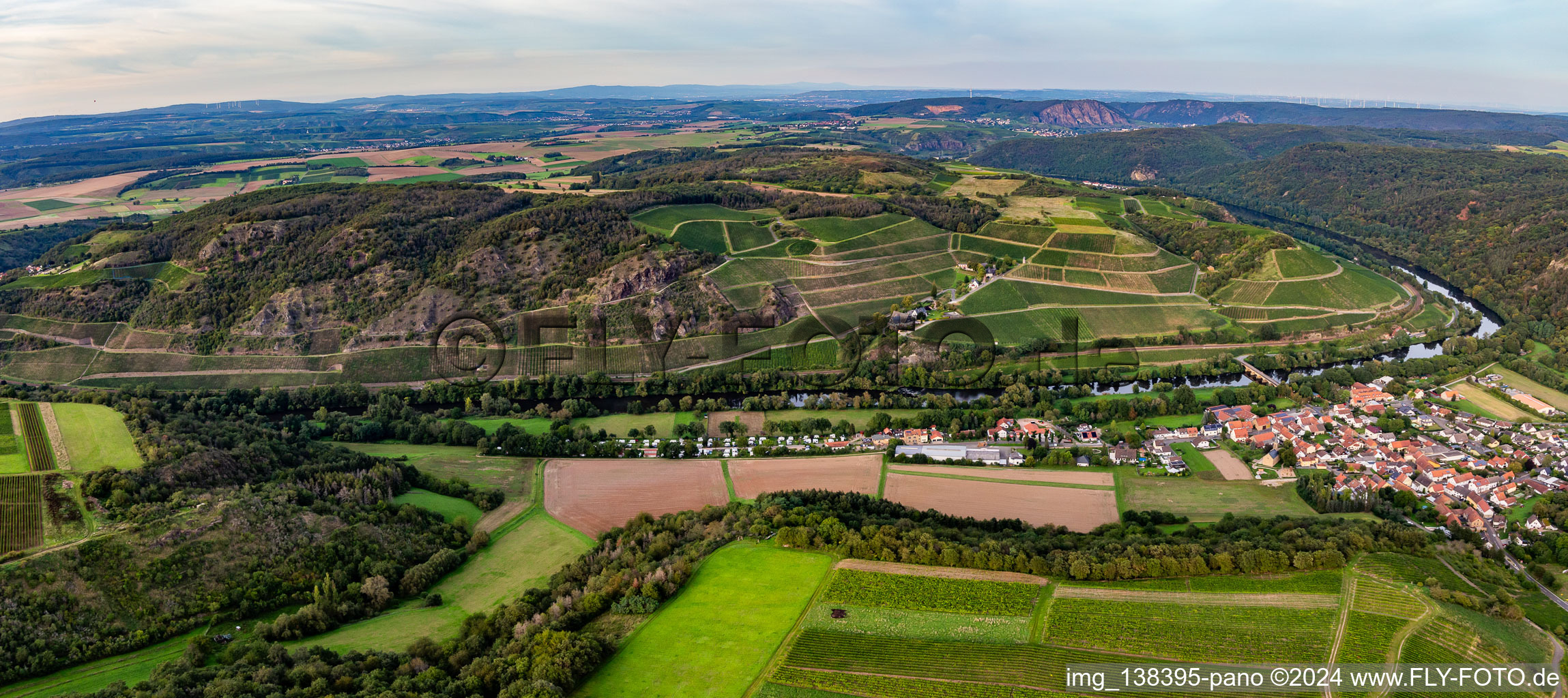 Hermannsberg Weinberge in Steillage über der Nahe in Niederhausen im Bundesland Rheinland-Pfalz, Deutschland