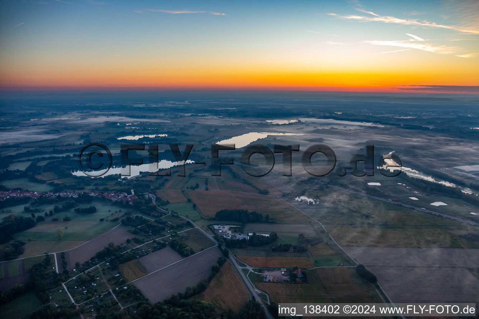 Baggerseen und oberer Altrhein vor Sonnenaufgang in Jockgrim im Bundesland Rheinland-Pfalz, Deutschland