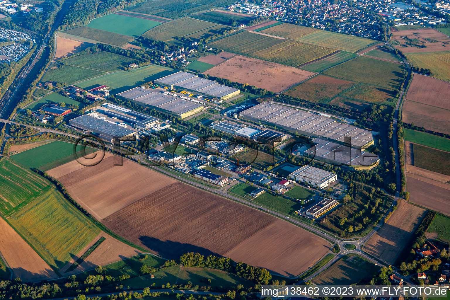Techtronic Industries (TTI) und DACHSER SE Warehouse im Industriegebiet Otto-Hahn-Straße im Ortsteil Kleinglattbach in Vaihingen an der Enz im Bundesland Baden-Württemberg, Deutschland