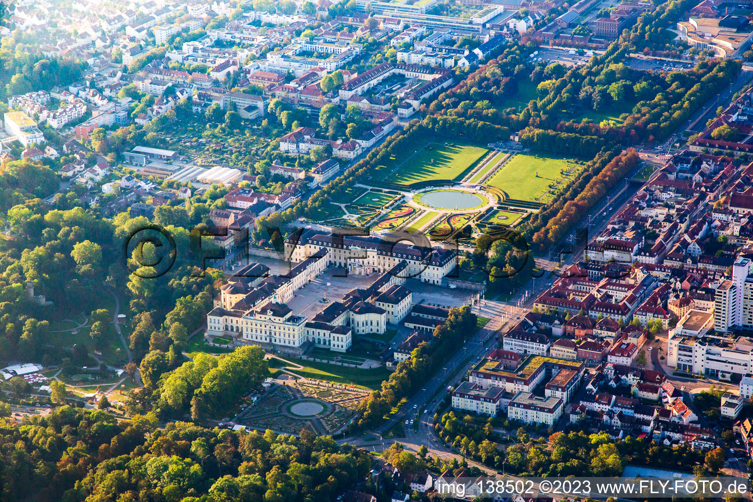 Luftbild von Residenzschloss Ludwigsburg und Blühendes Barock Gartenschau im Bundesland Baden-Württemberg, Deutschland
