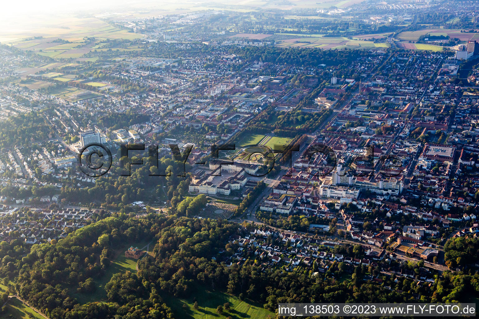 Luftaufnahme von Residenzschloss Ludwigsburg und Blühendes Barock Gartenschau im Bundesland Baden-Württemberg, Deutschland