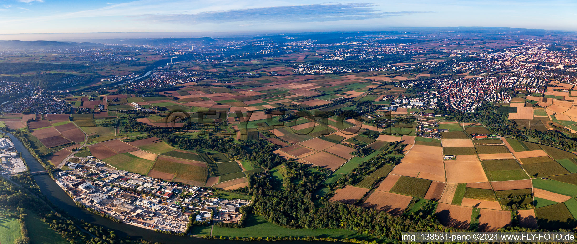 Neckar-Panorama Oberwiesen nach S im Ortsteil Oßweil in Ludwigsburg im Bundesland Baden-Württemberg, Deutschland