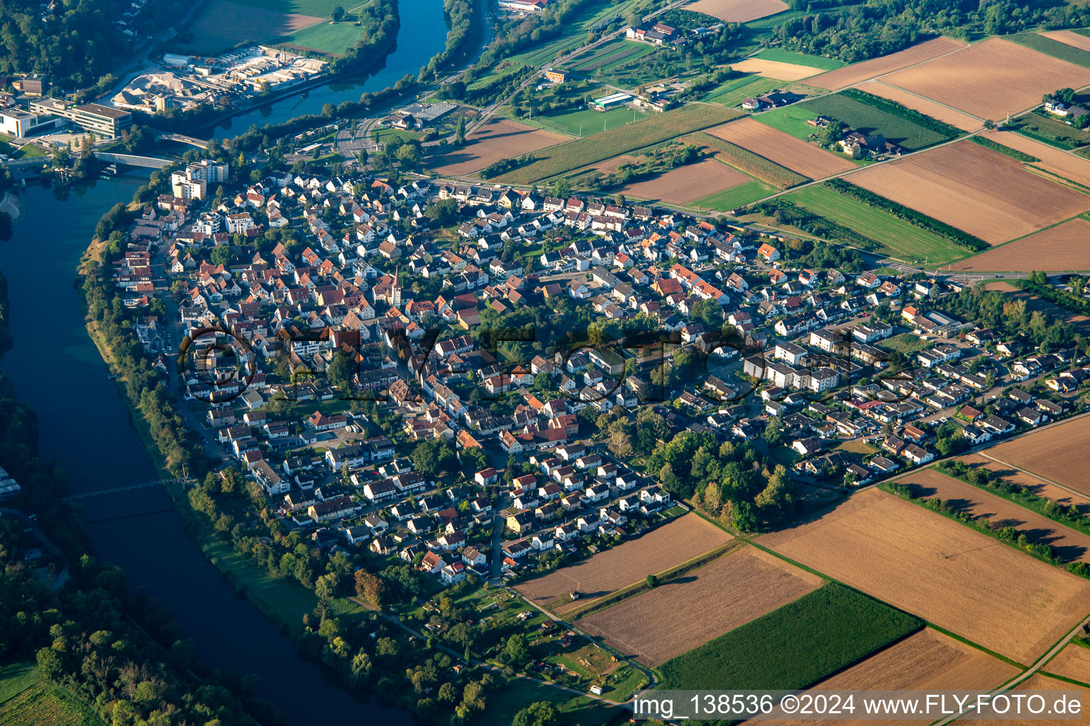 Von Norden im Ortsteil Neckargröningen in Remseck am Neckar im Bundesland Baden-Württemberg, Deutschland