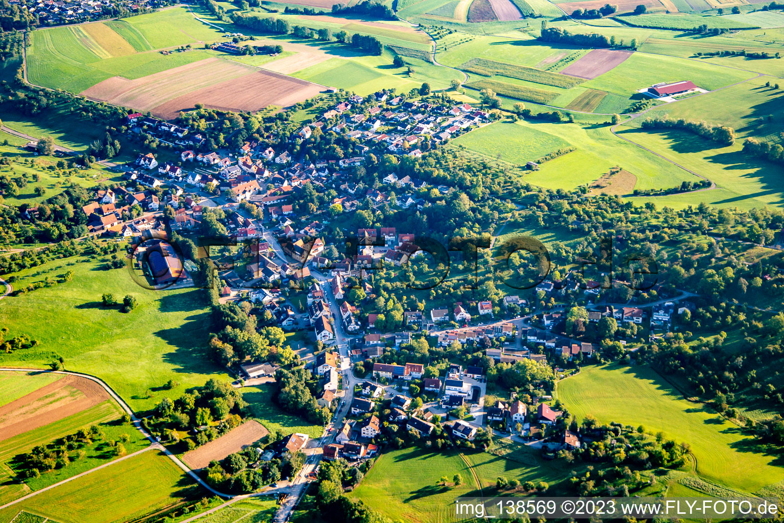 Luftbild von Ortsteil Heutensbach in Allmersbach im Tal im Bundesland Baden-Württemberg, Deutschland