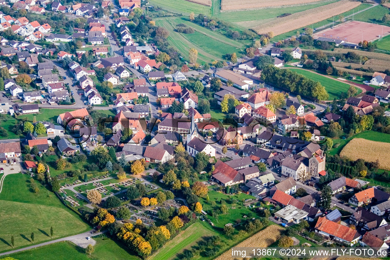 Dorf - Ansicht am Rande von landwirtschaftlichen Feldern und Nutzflächen im Ortsteil Legelshurst in Willstätt im Bundesland Baden-Württemberg, Deutschland
