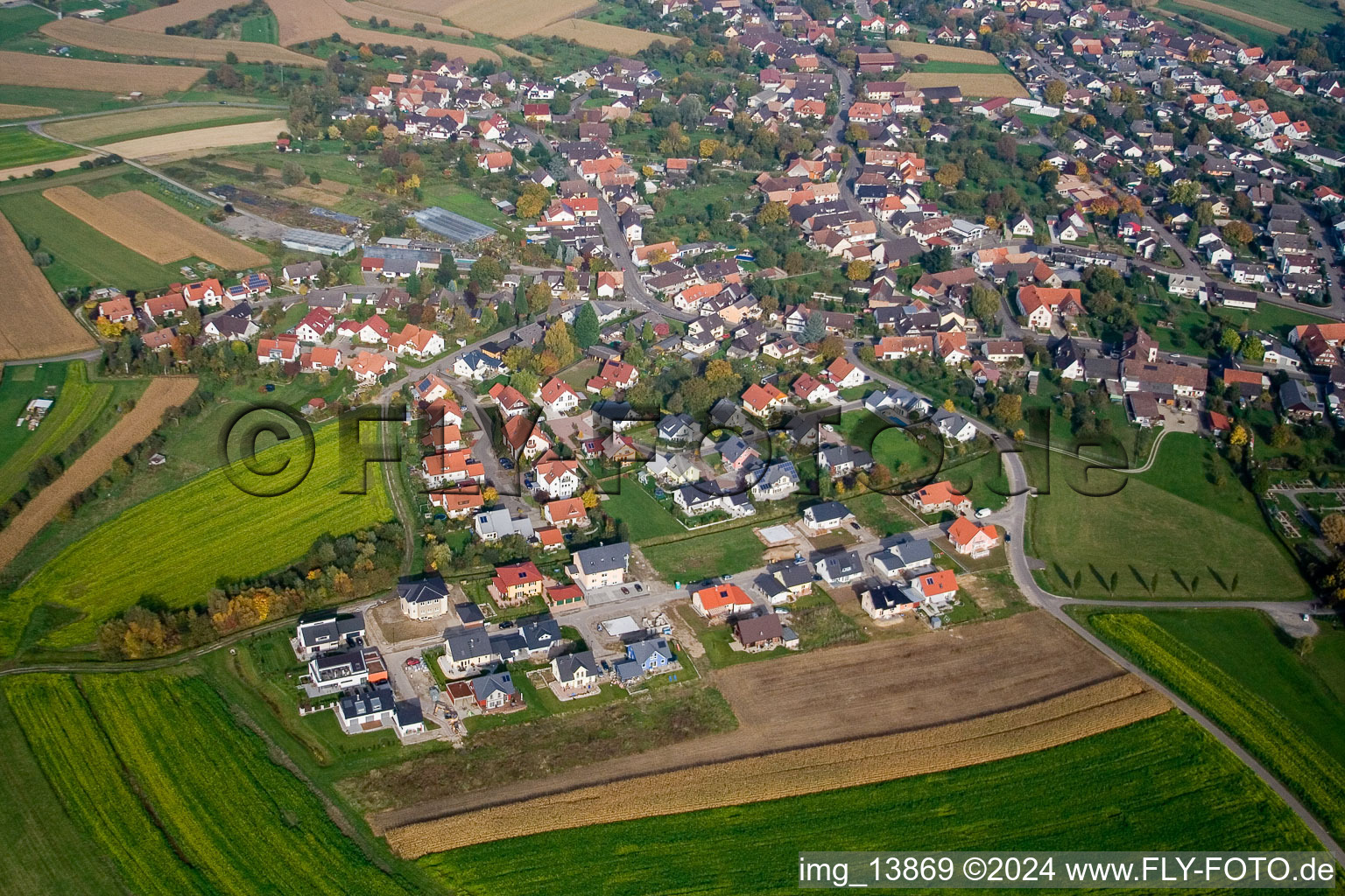Luftbild von Dorf - Ansicht am Rande von landwirtschaftlichen Feldern und Nutzflächen im Ortsteil Legelshurst in Willstätt im Bundesland Baden-Württemberg, Deutschland