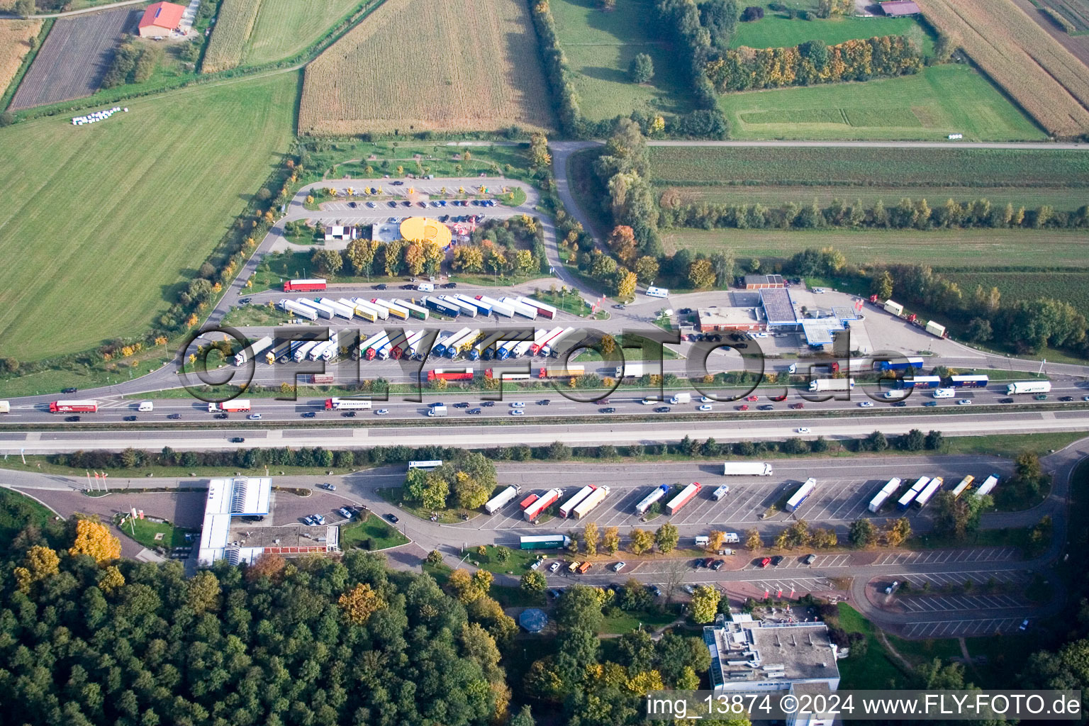 Autobahn Raststätte an der Verkehrsführung und den Fahrtrichtungen der BAB RENCHTAL in Appenweier im Ortsteil Urloffen im Bundesland Baden-Württemberg, Deutschland
