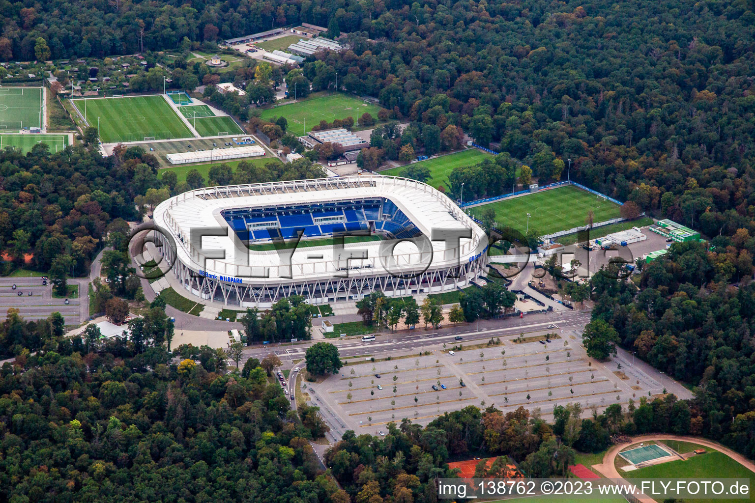 Fertig gestelltes BBBank Stadion Wildpark des  Karlsruher Sport-Club e.V im Ortsteil Innenstadt-Ost im Bundesland Baden-Württemberg, Deutschland