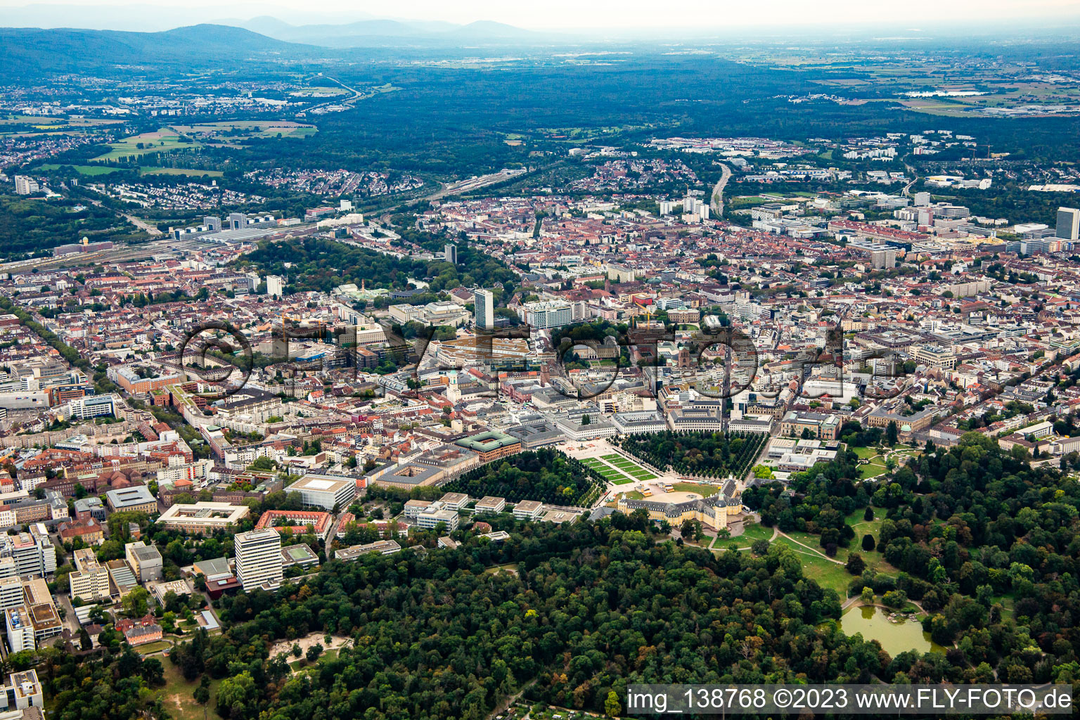 Schlossplatz im Ortsteil Innenstadt-West in Karlsruhe im Bundesland Baden-Württemberg, Deutschland aus der Luft