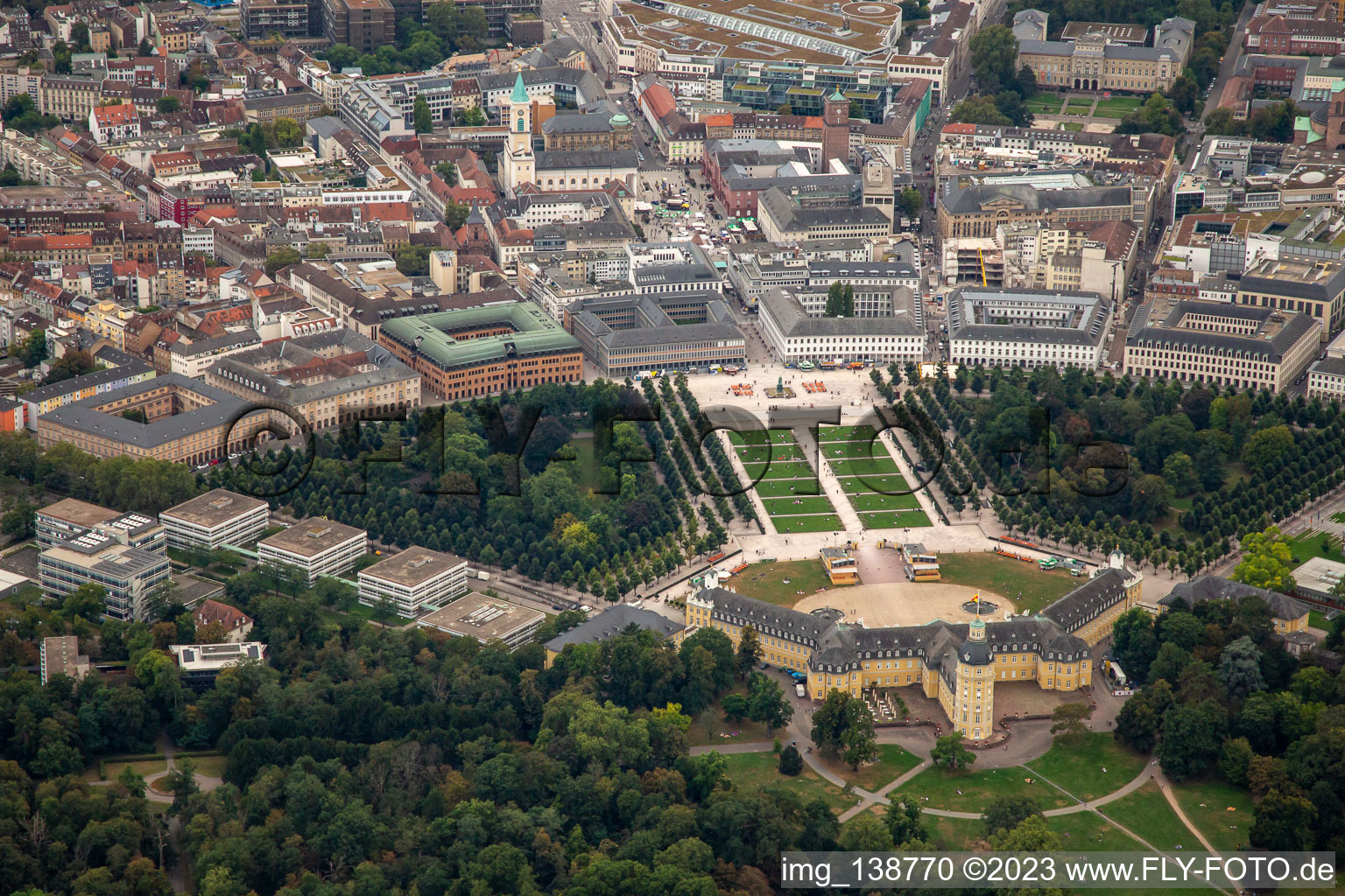 Schlossplatz im Ortsteil Innenstadt-West in Karlsruhe im Bundesland Baden-Württemberg, Deutschland von oben gesehen