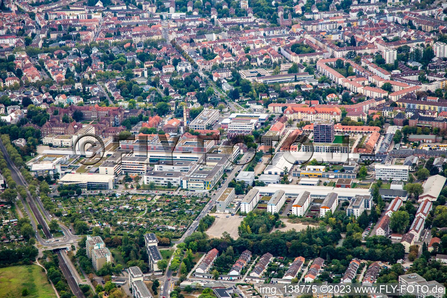Luftaufnahme von Städtisches Klinikum Karlsruhe im Ortsteil Nordweststadt im Bundesland Baden-Württemberg, Deutschland