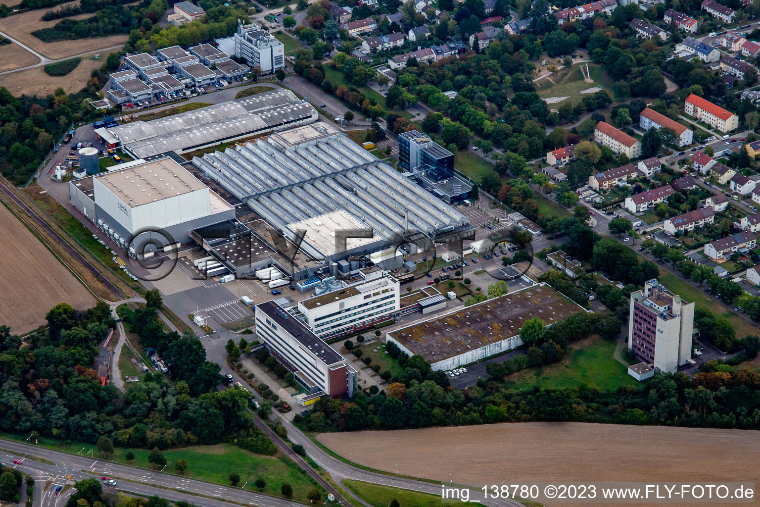 Schrägluftbild von L'OREAL Produktion Deutschland GmbH & Co. KG im Ortsteil Nordweststadt in Karlsruhe im Bundesland Baden-Württemberg