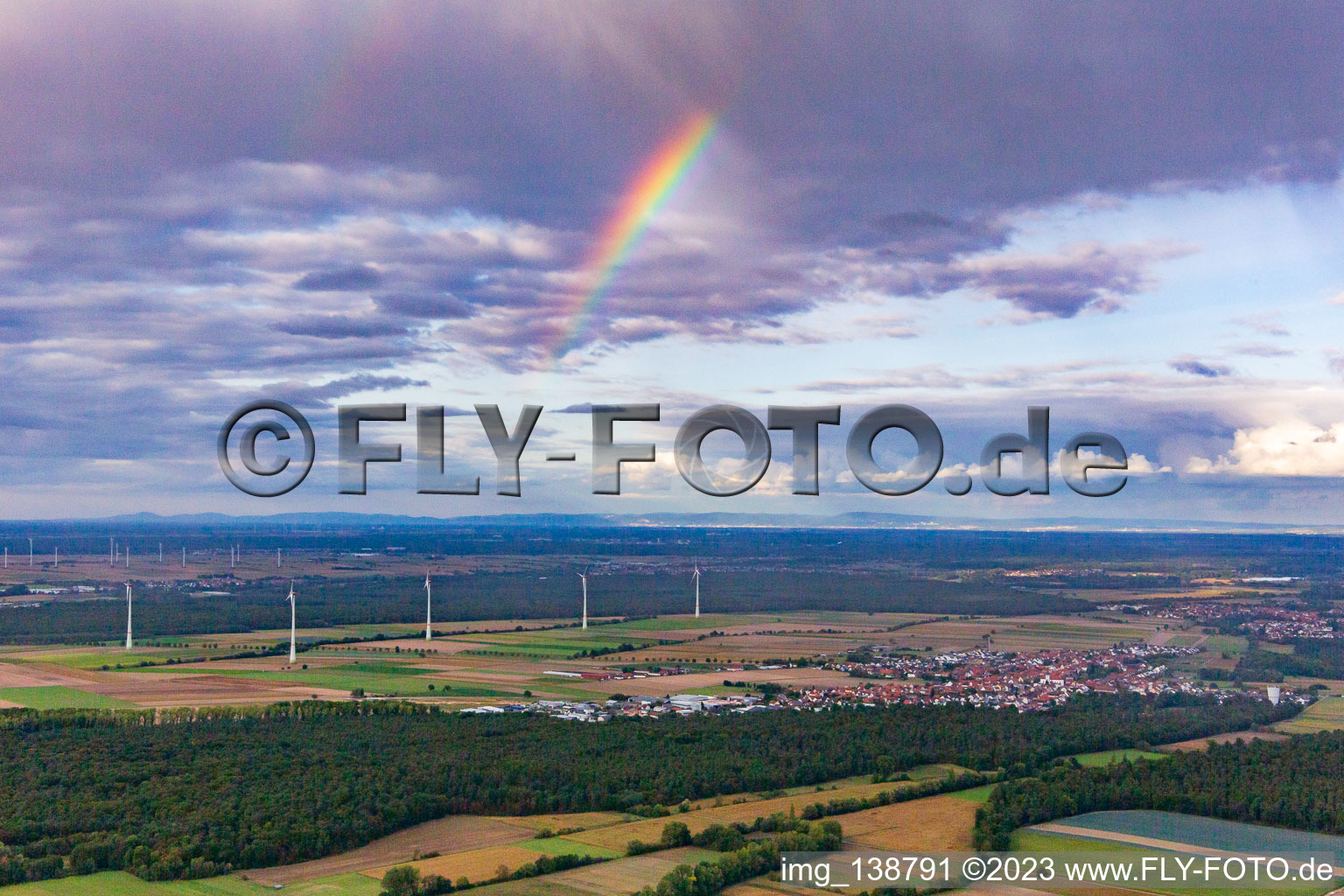Regenbogen über den Windrädern bei Hatzenbühl im Bundesland Rheinland-Pfalz, Deutschland