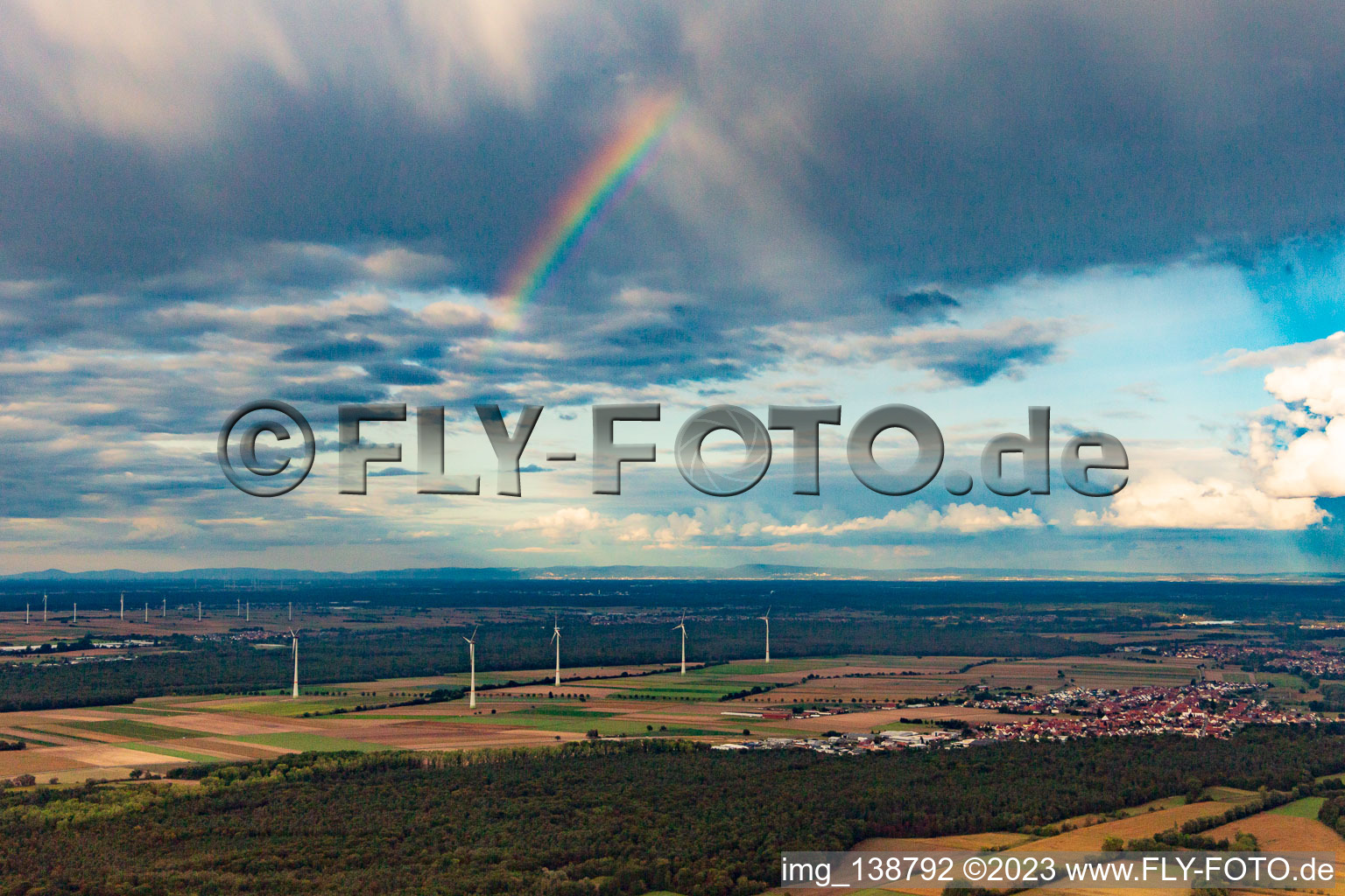 Luftbild von Regenbogen über den Windrädern bei Hatzenbühl im Bundesland Rheinland-Pfalz, Deutschland
