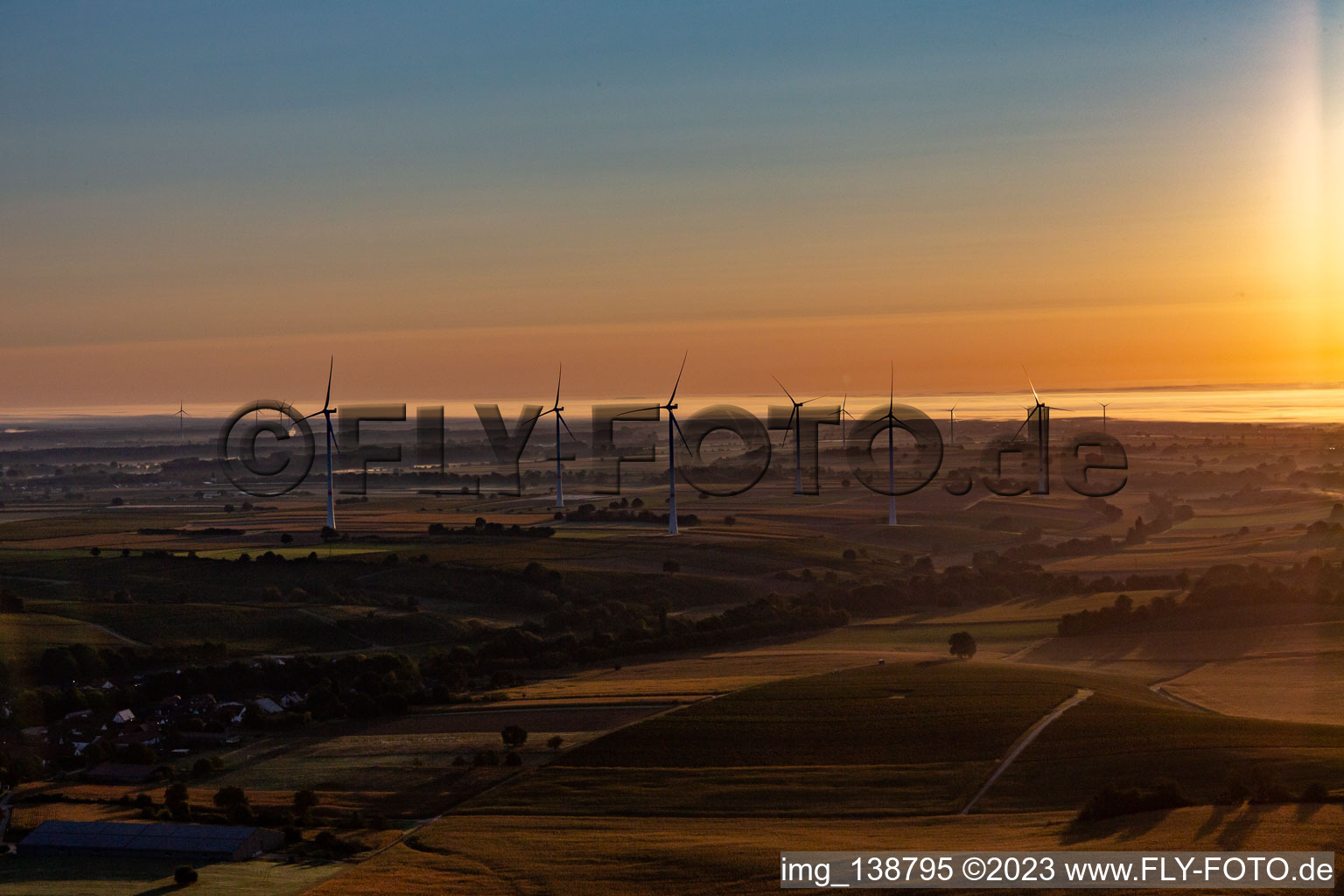Windpark Freckenfeld bei Sonnenaufgang im Bundesland Rheinland-Pfalz, Deutschland