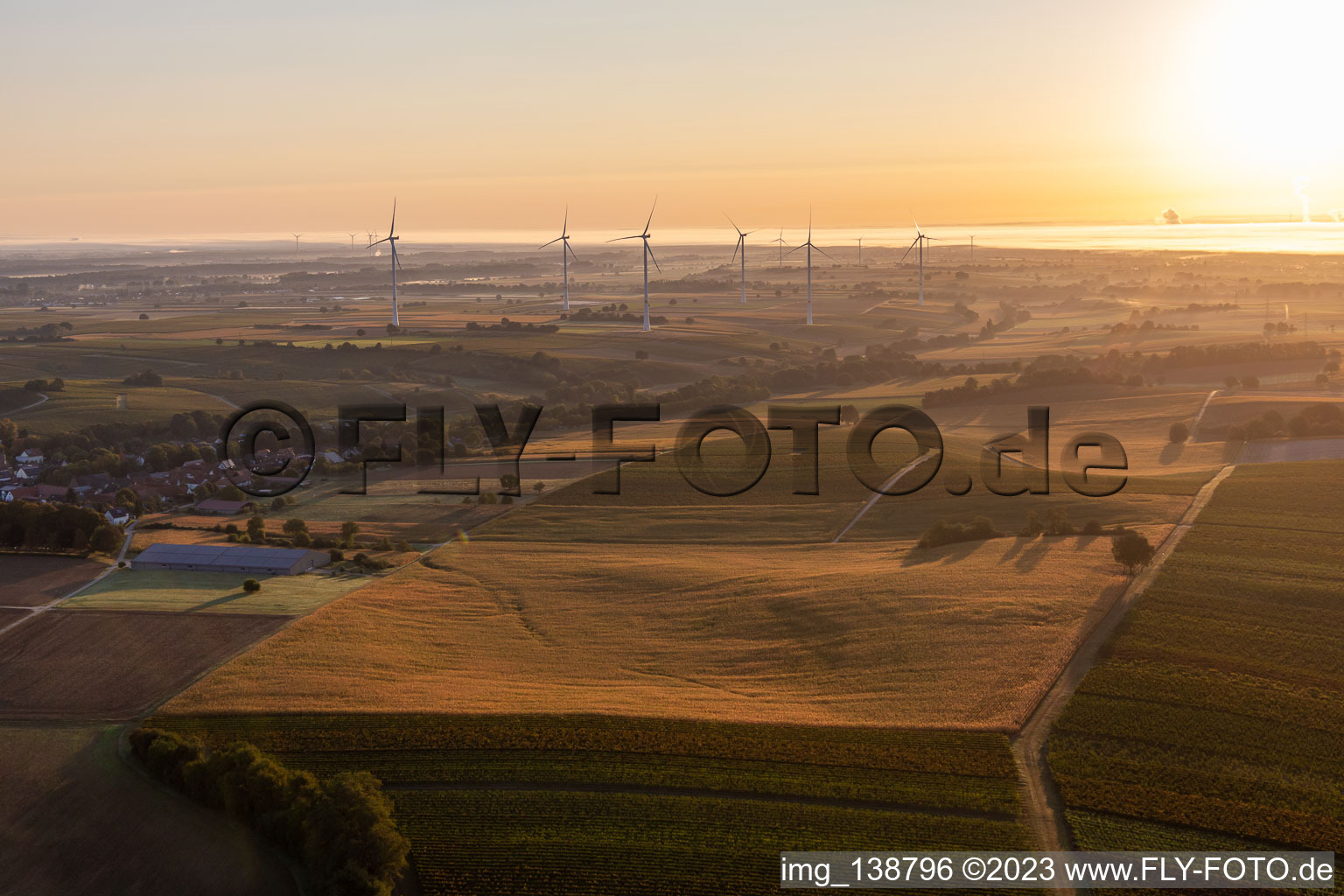 Windpark Freckenfeld von Westen bei Sonnenaufgang in Vollmersweiler im Bundesland Rheinland-Pfalz, Deutschland