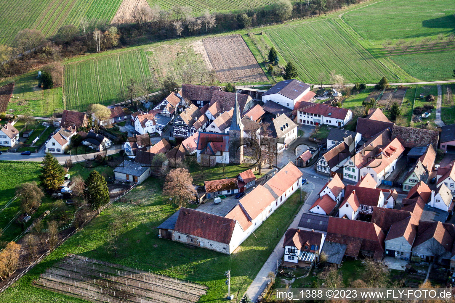 Luftaufnahme von Dorf - Ansicht am Rande von landwirtschaftlichen Feldern und Nutzflächen im Ortsteil Klingen in Heuchelheim-Klingen im Bundesland Rheinland-Pfalz, Deutschland