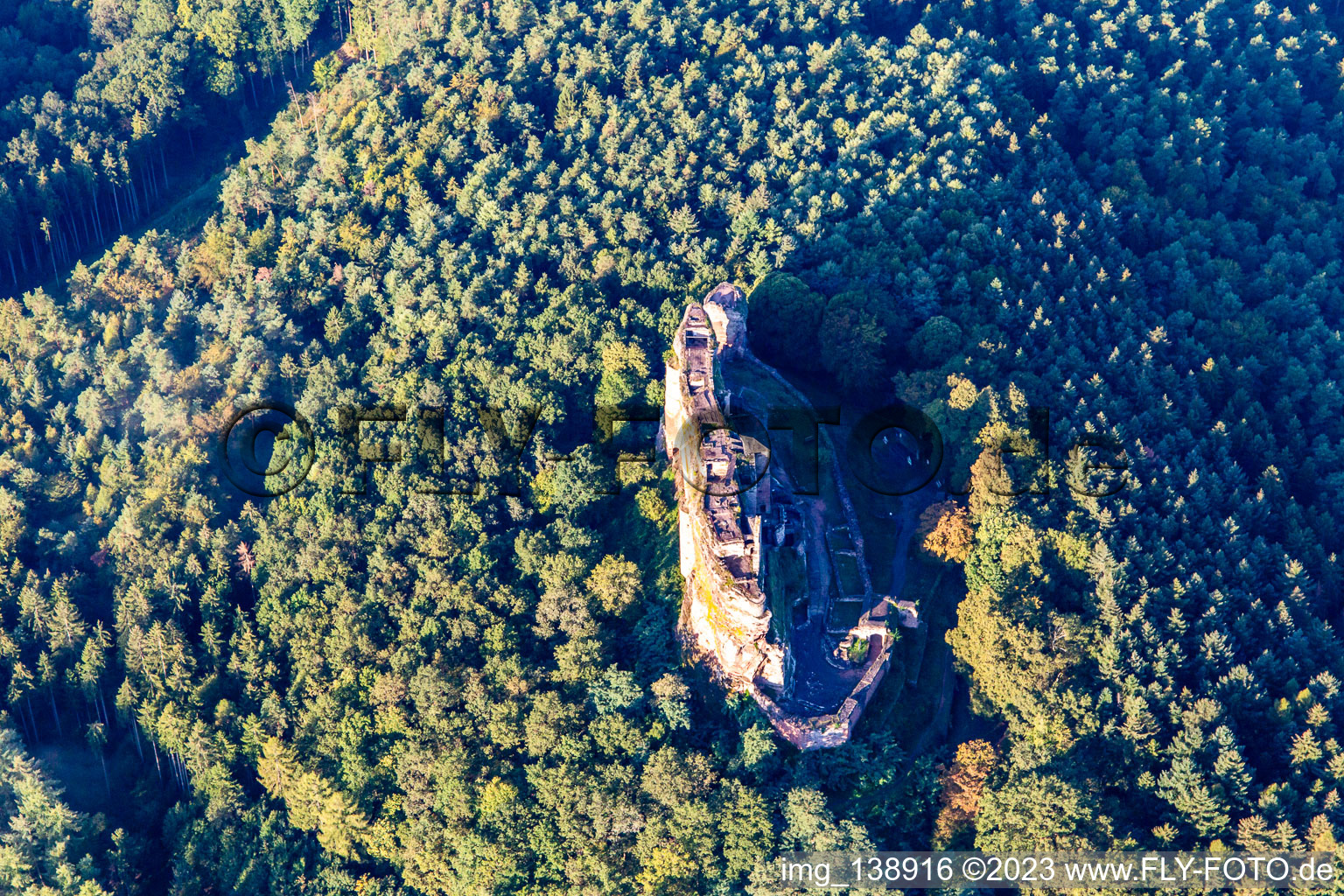 Château Fort de Fleckenstein in Lembach im Bundesland Bas-Rhin, Frankreich von einer Drohne aus