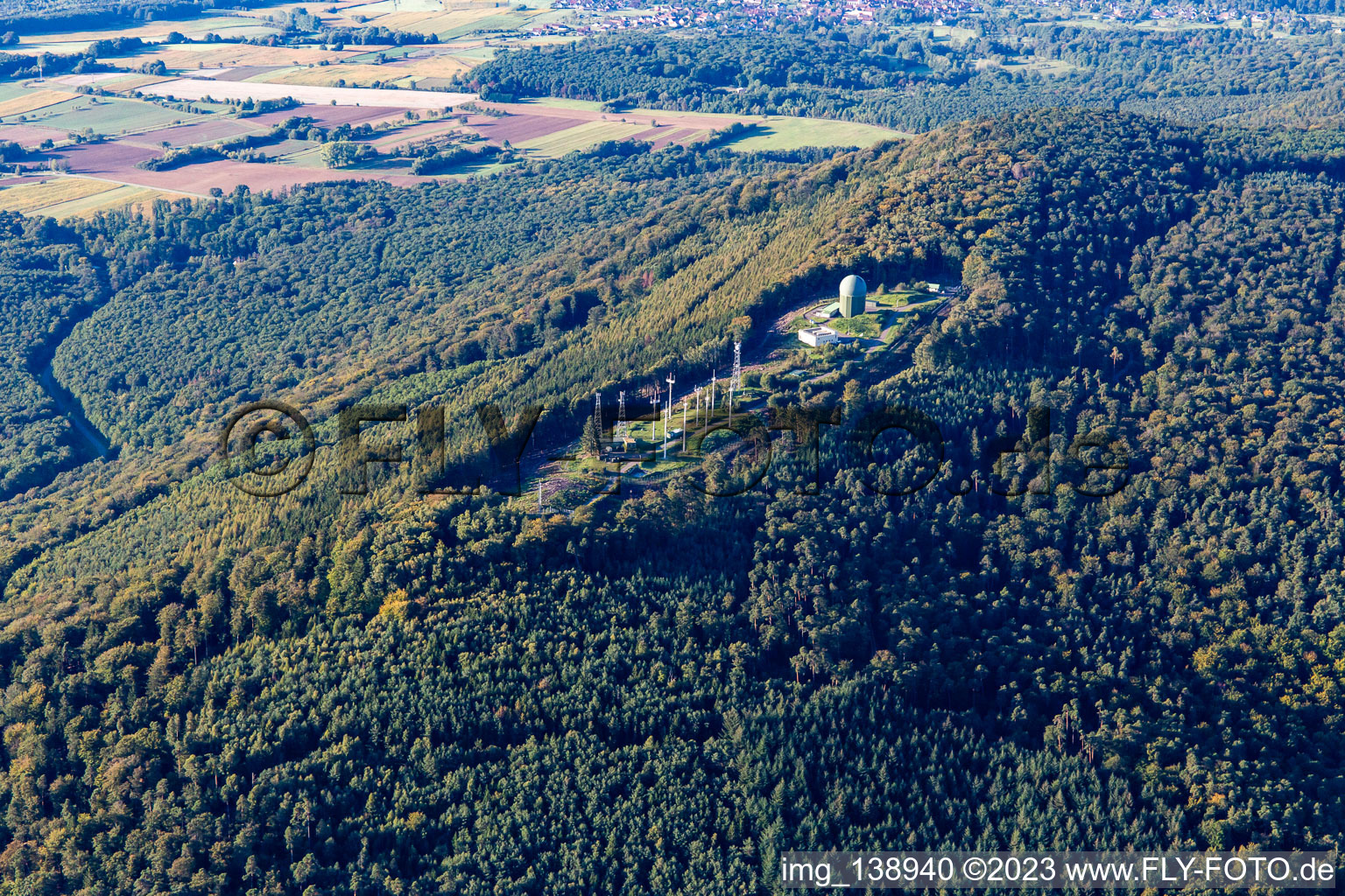 Luftaufnahme von Radarantennen am Pfaffenschlick in Soultz-sous-Forêts im Bundesland Bas-Rhin, Frankreich