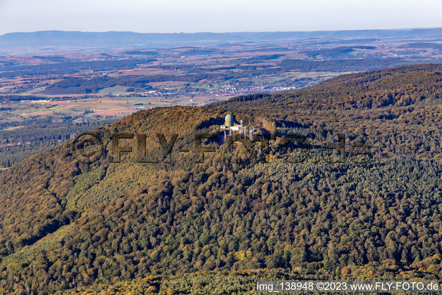Schrägluftbild von Radarantennen am Pfaffenschlick in Soultz-sous-Forêts im Bundesland Bas-Rhin, Frankreich